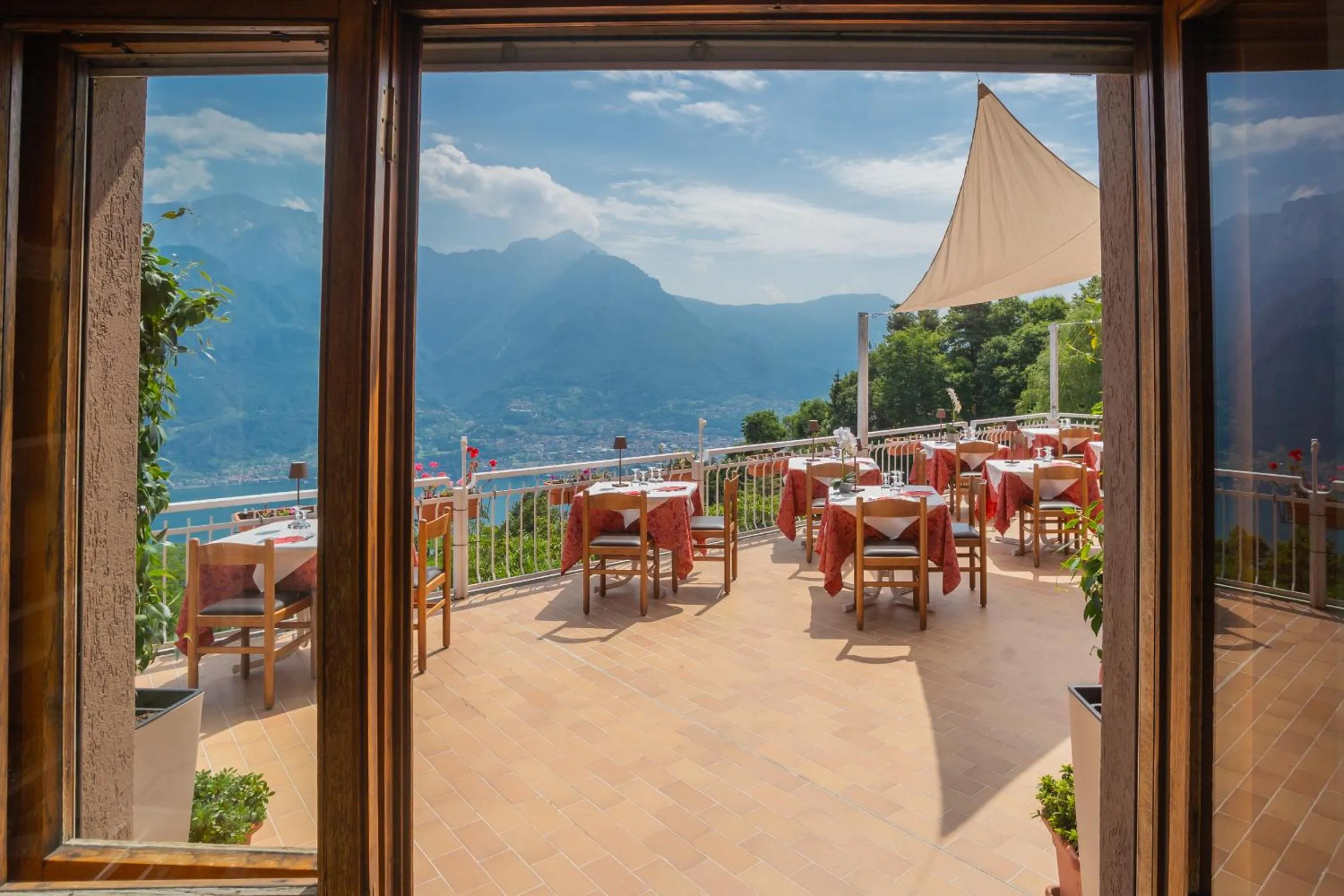 Restaurant/places to eat in Hotel Mirabeau