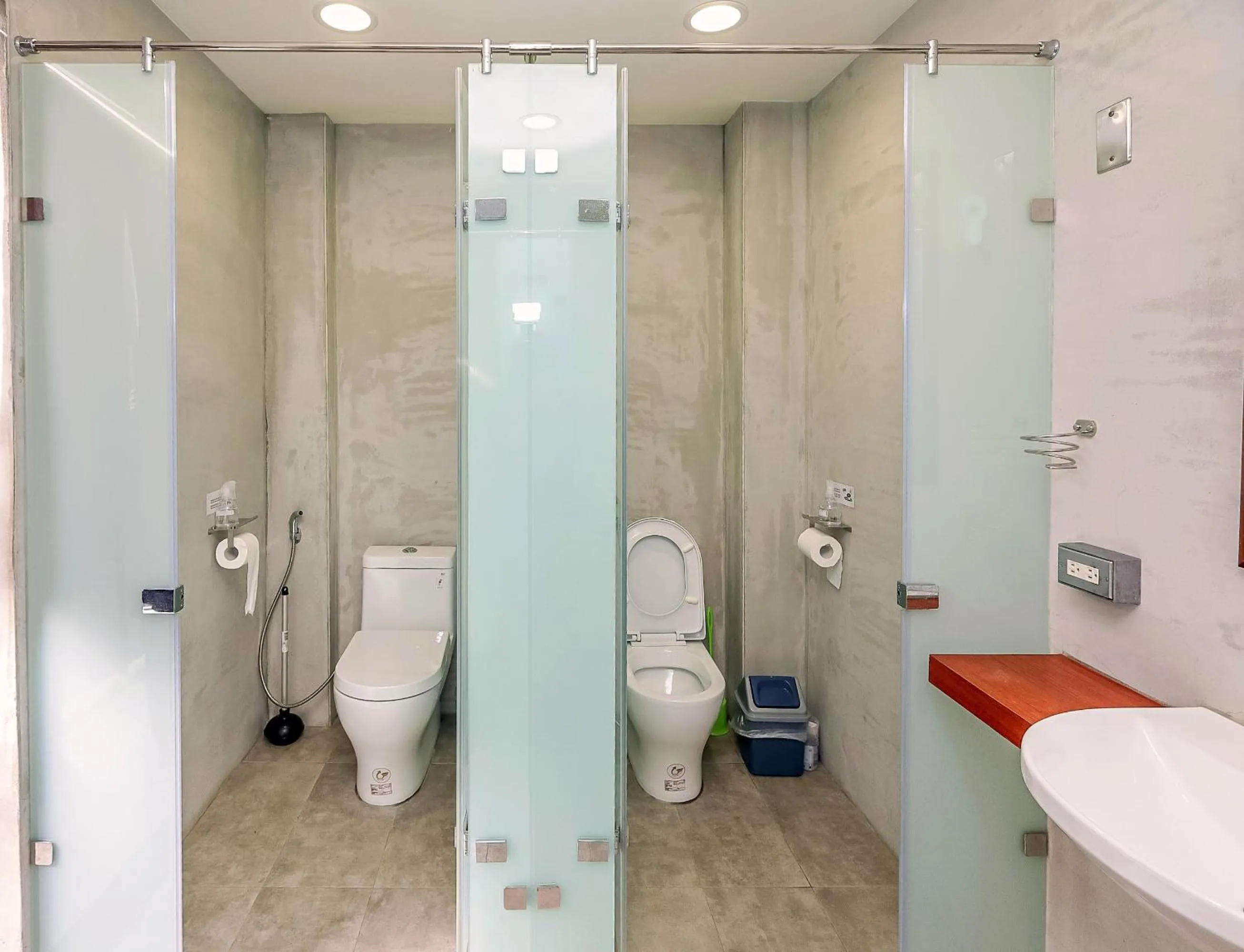 Toilet in DONGMEN 3 Hostel