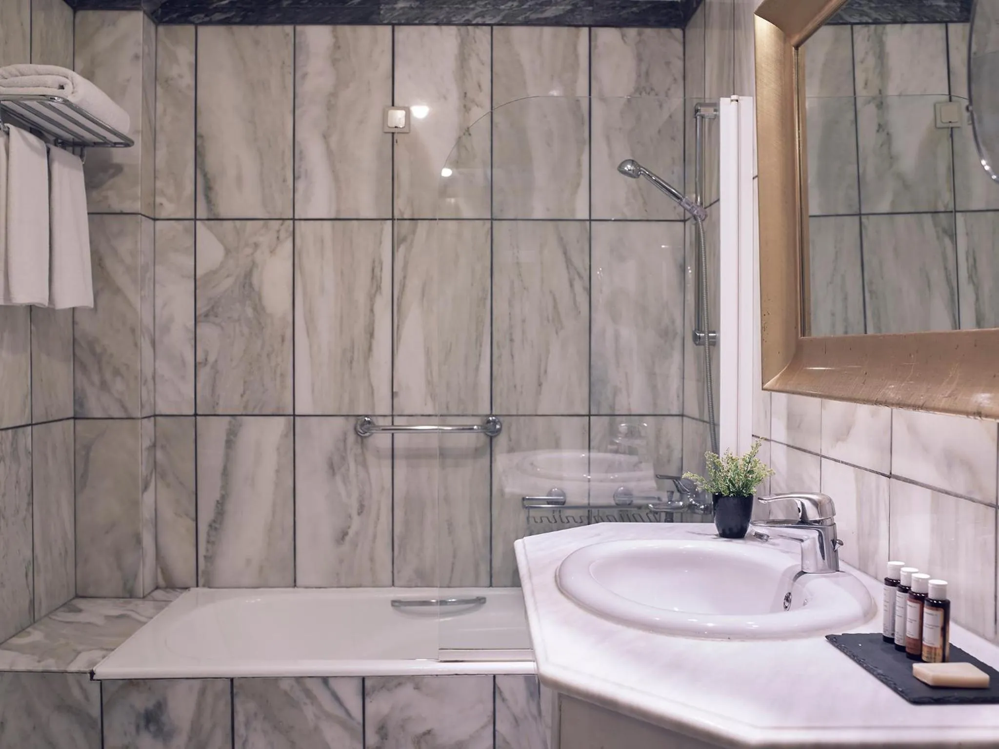 Bathroom in Hotel Du Lac Congress Center & Spa