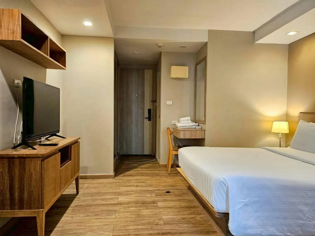 Bed in Baan Tanwa - MRT Ratchadapisek Exit 1 or 2