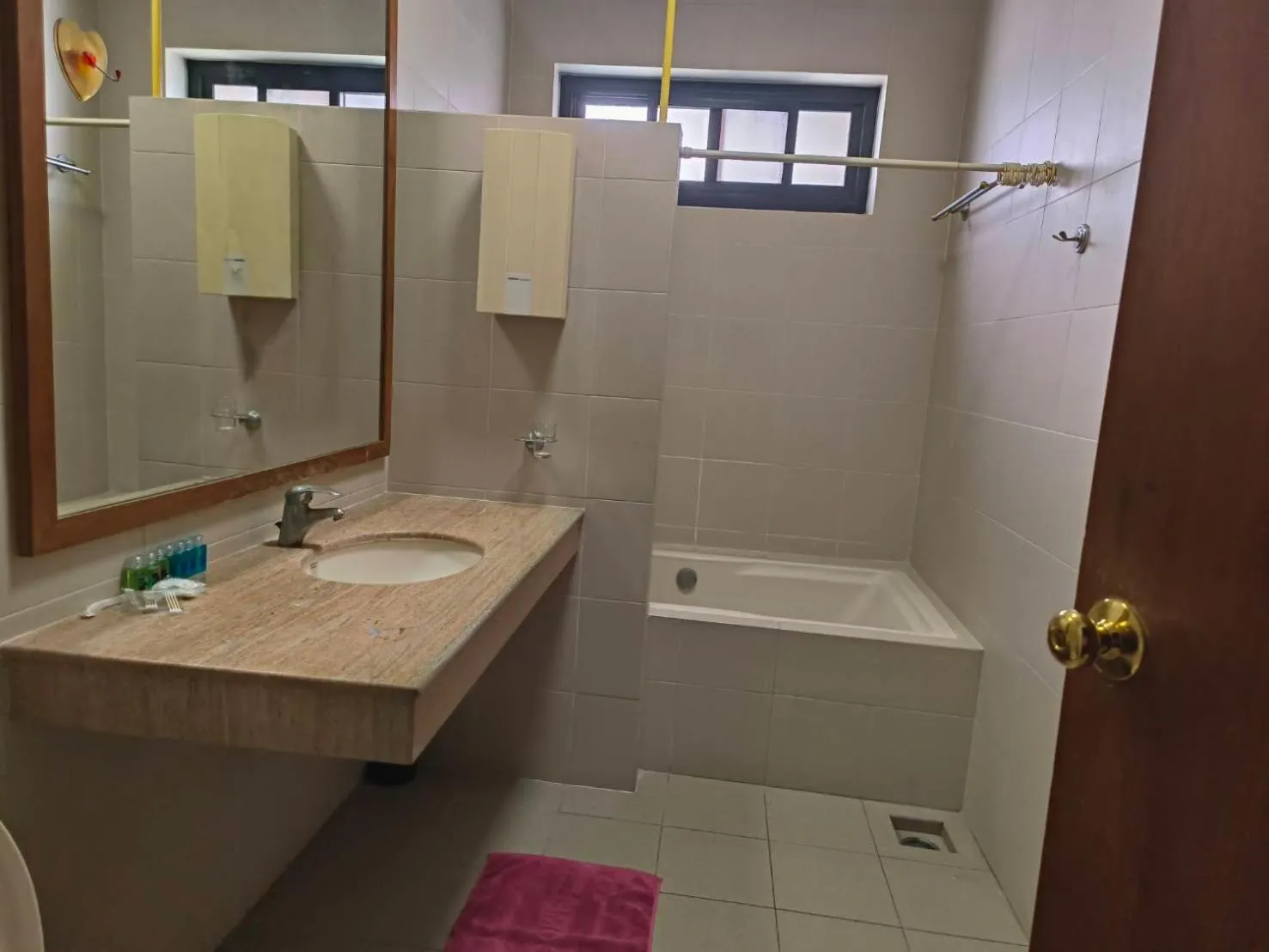 Bathroom in Baan Tanwa - MRT Ratchadapisek Exit 1 or 2