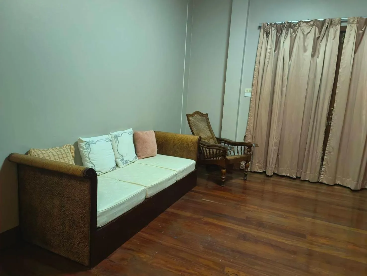 Living room, Bed in Baan Tanwa - MRT Ratchadapisek Exit 1 or 2