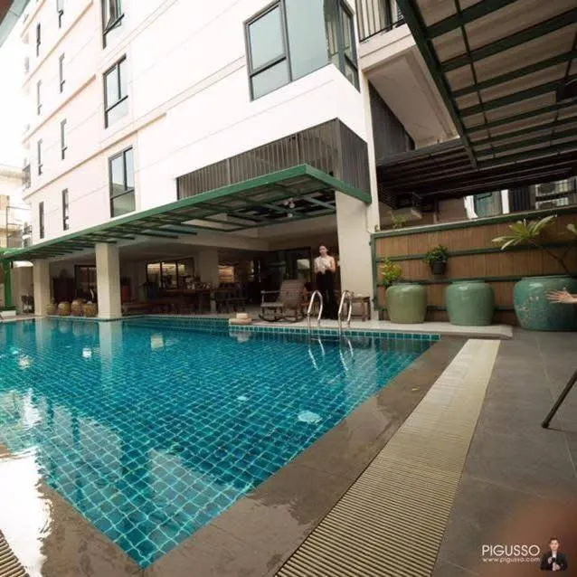 Baan Tanwa - MRT Ratchadapisek Exit 1 or 2