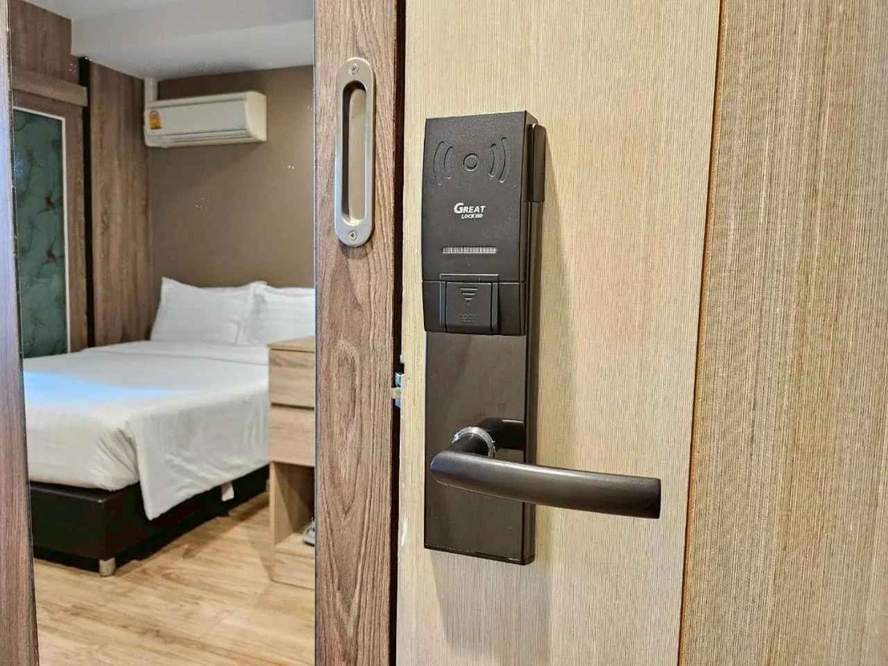 Bed in Baan Tanwa - MRT Ratchadapisek Exit 1 or 2