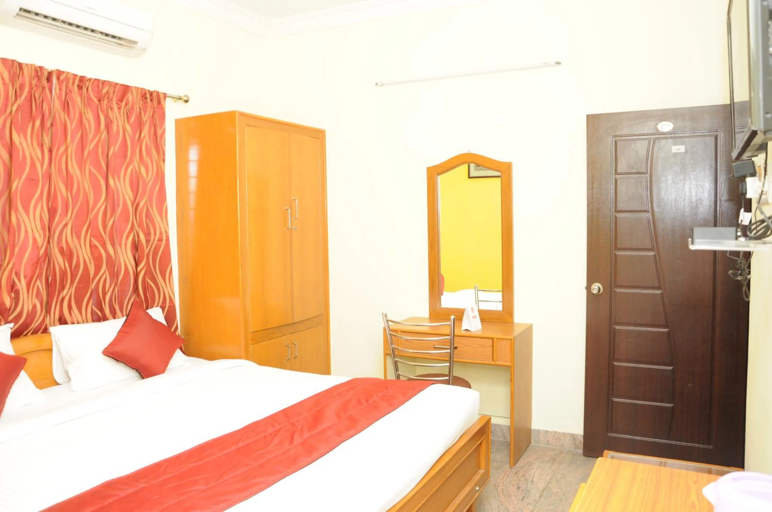 Bedroom, Bed in Green Grande Inn