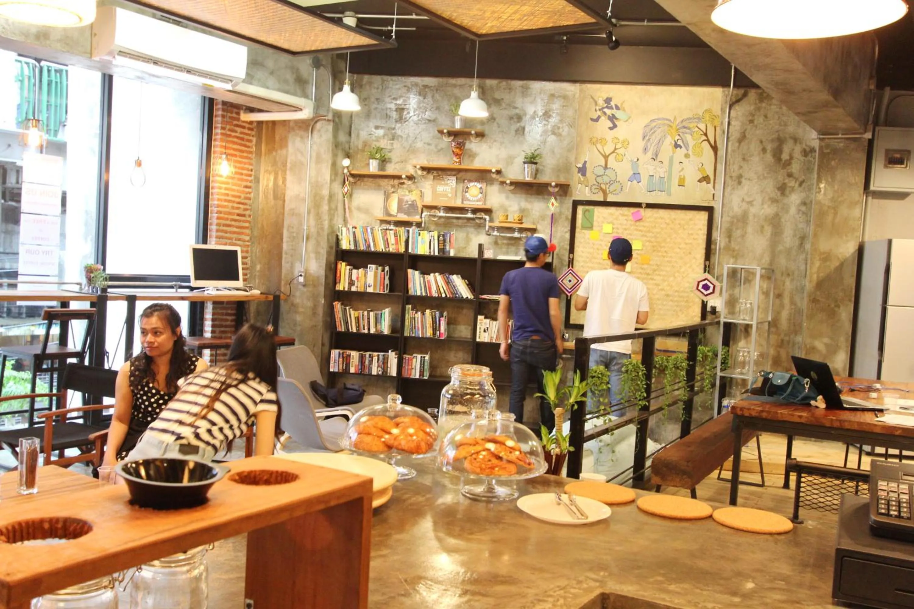 Restaurant/places to eat in ThongLor Travellers Hostel and Cafe
