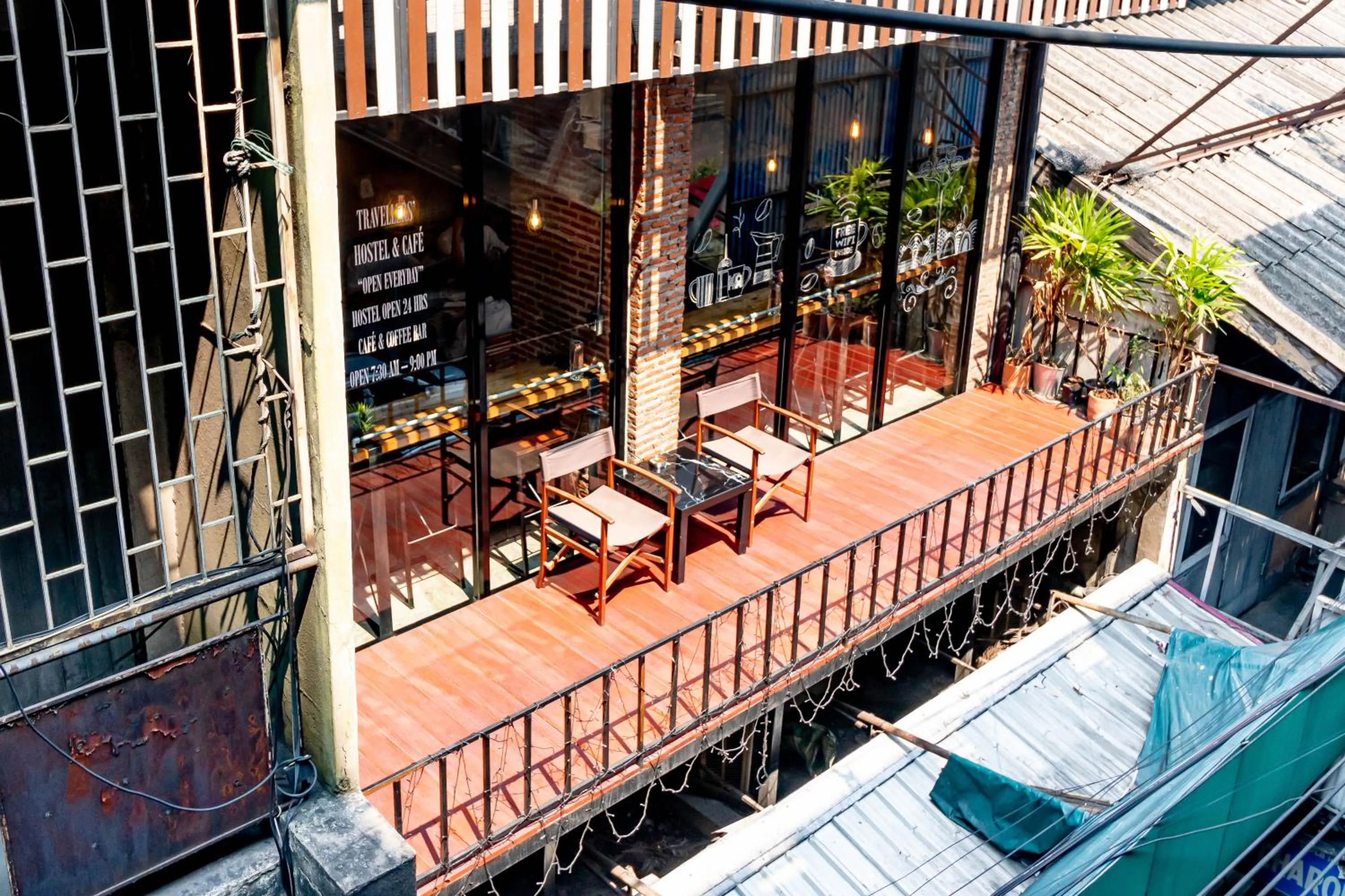 ThongLor Travellers Hostel and Cafe