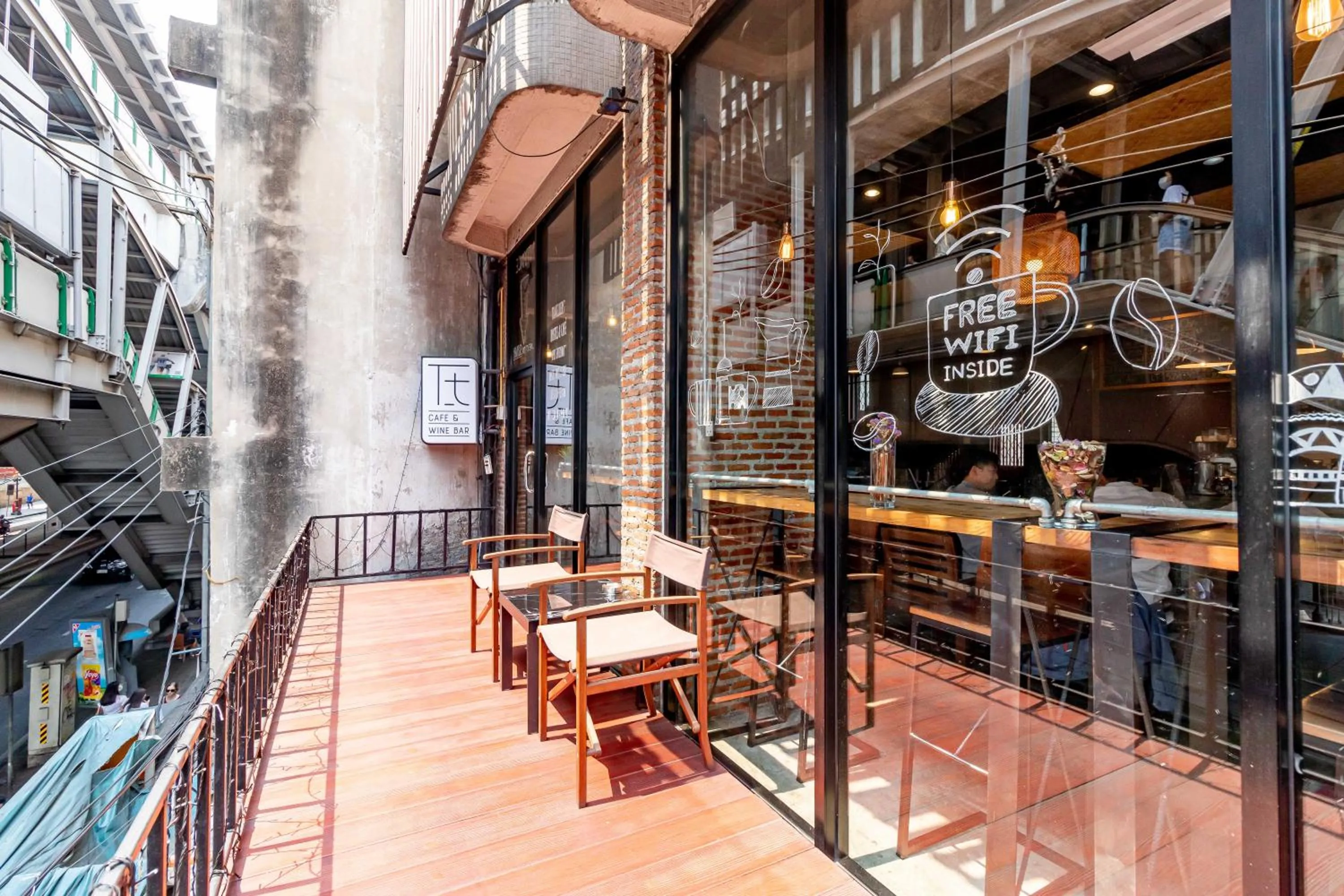 ThongLor Travellers Hostel and Cafe