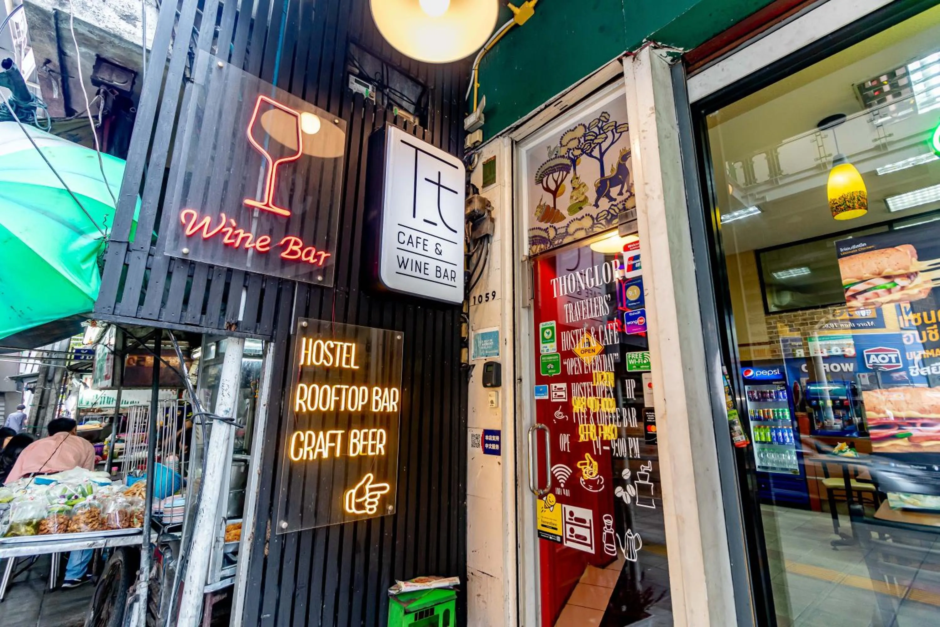 ThongLor Travellers Hostel and Cafe