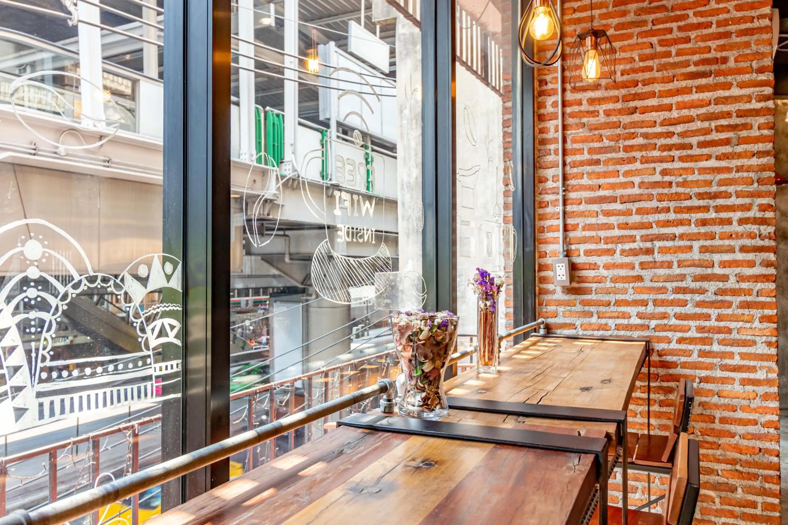 ThongLor Travellers Hostel and Cafe