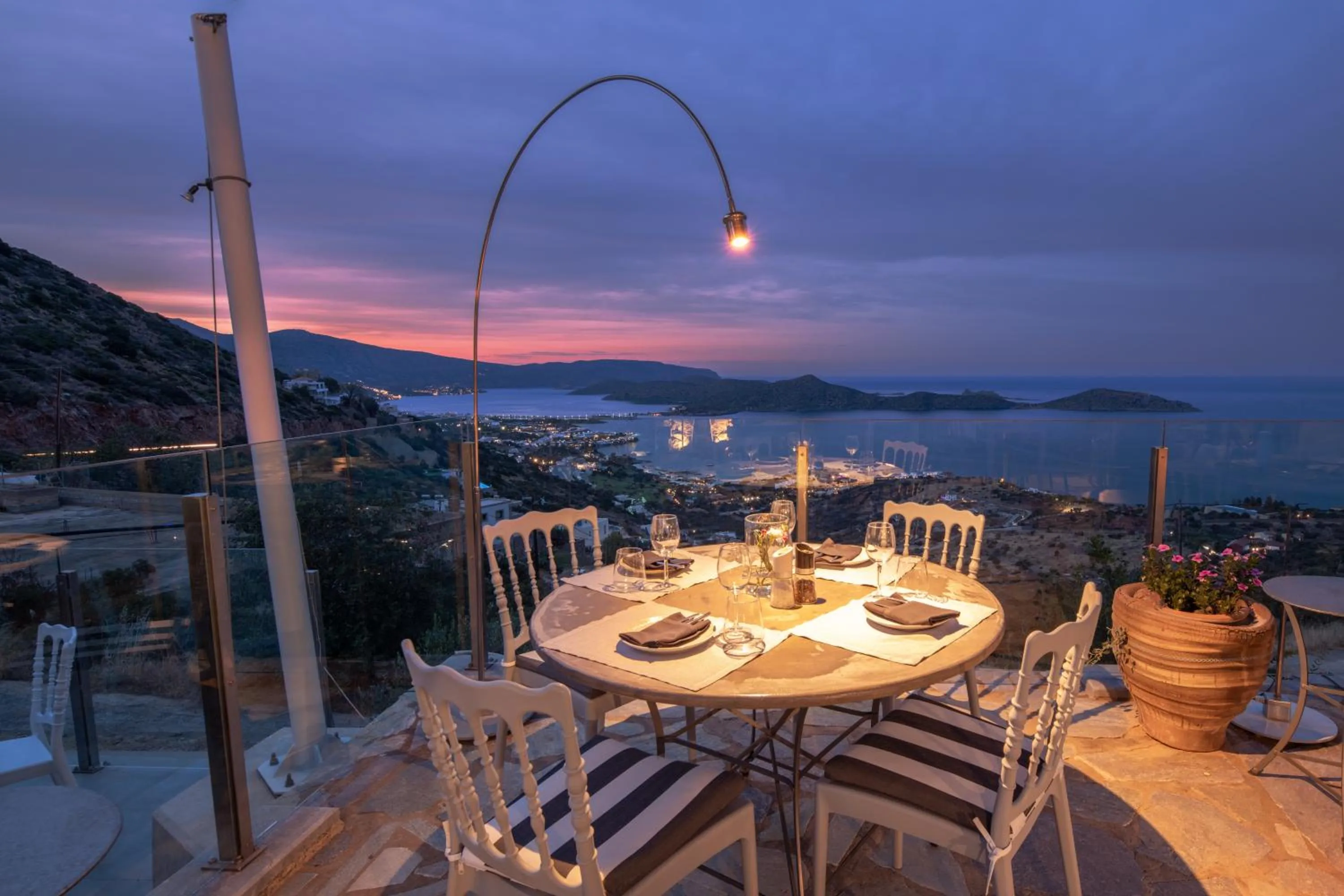 Restaurant/places to eat in Adrakos Apartments (Adults Only)