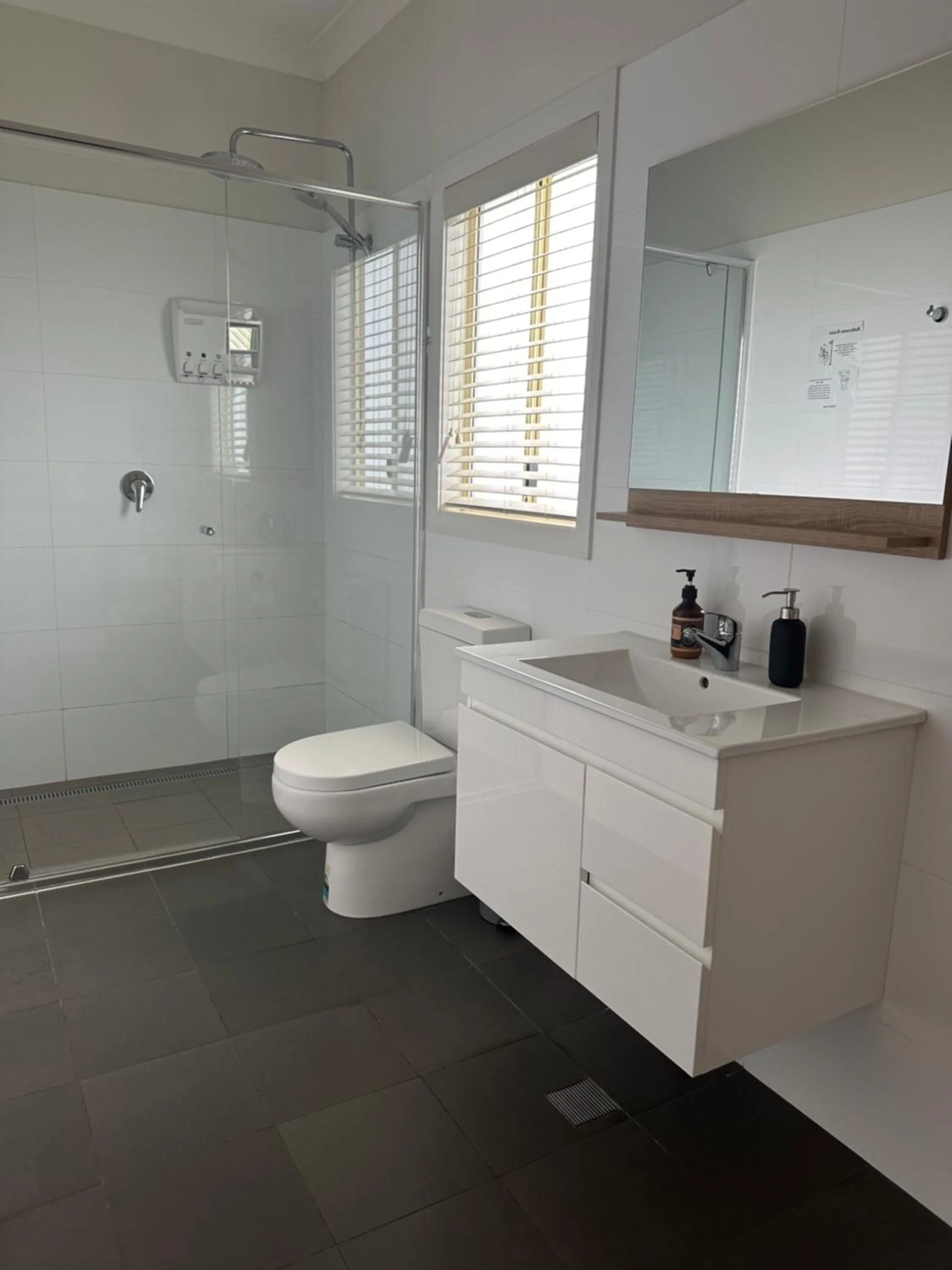 Shower in Blueberry Hills On Comleroy Farmstay - Self-Contained Cottages