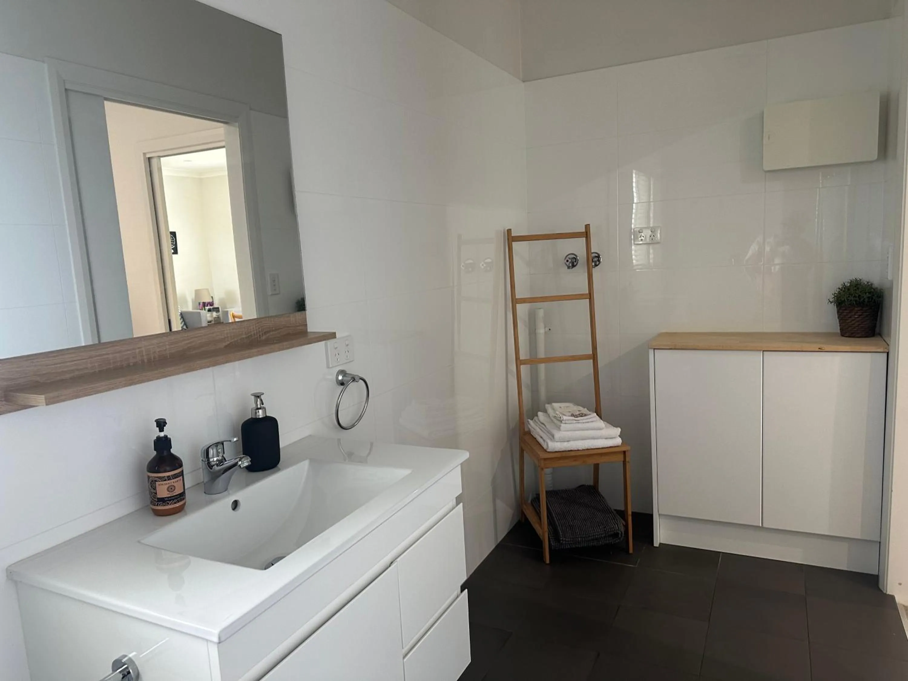 Bathroom in Blueberry Hills On Comleroy Farmstay - Self-Contained Cottages