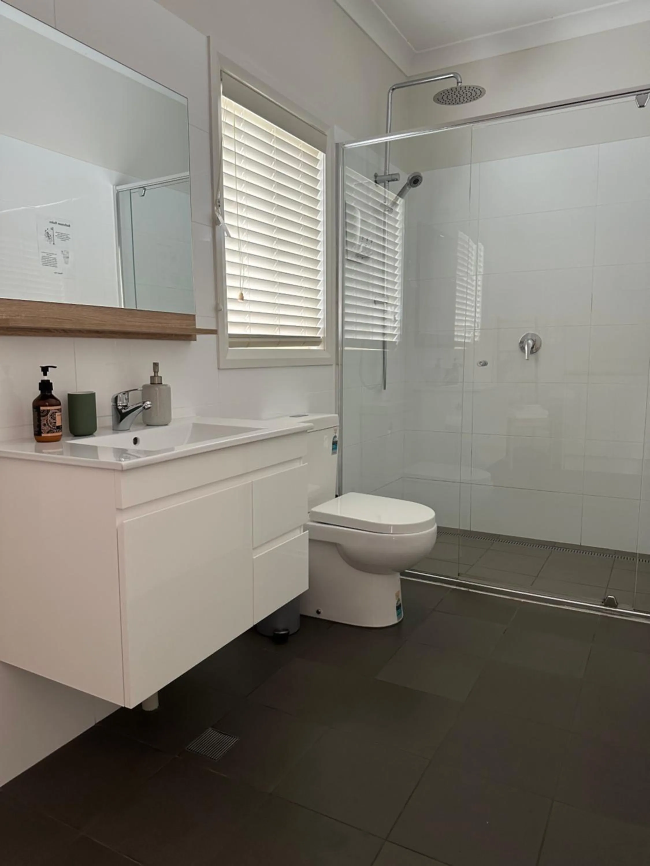 Shower in Blueberry Hills On Comleroy Farmstay - Self-Contained Cottages