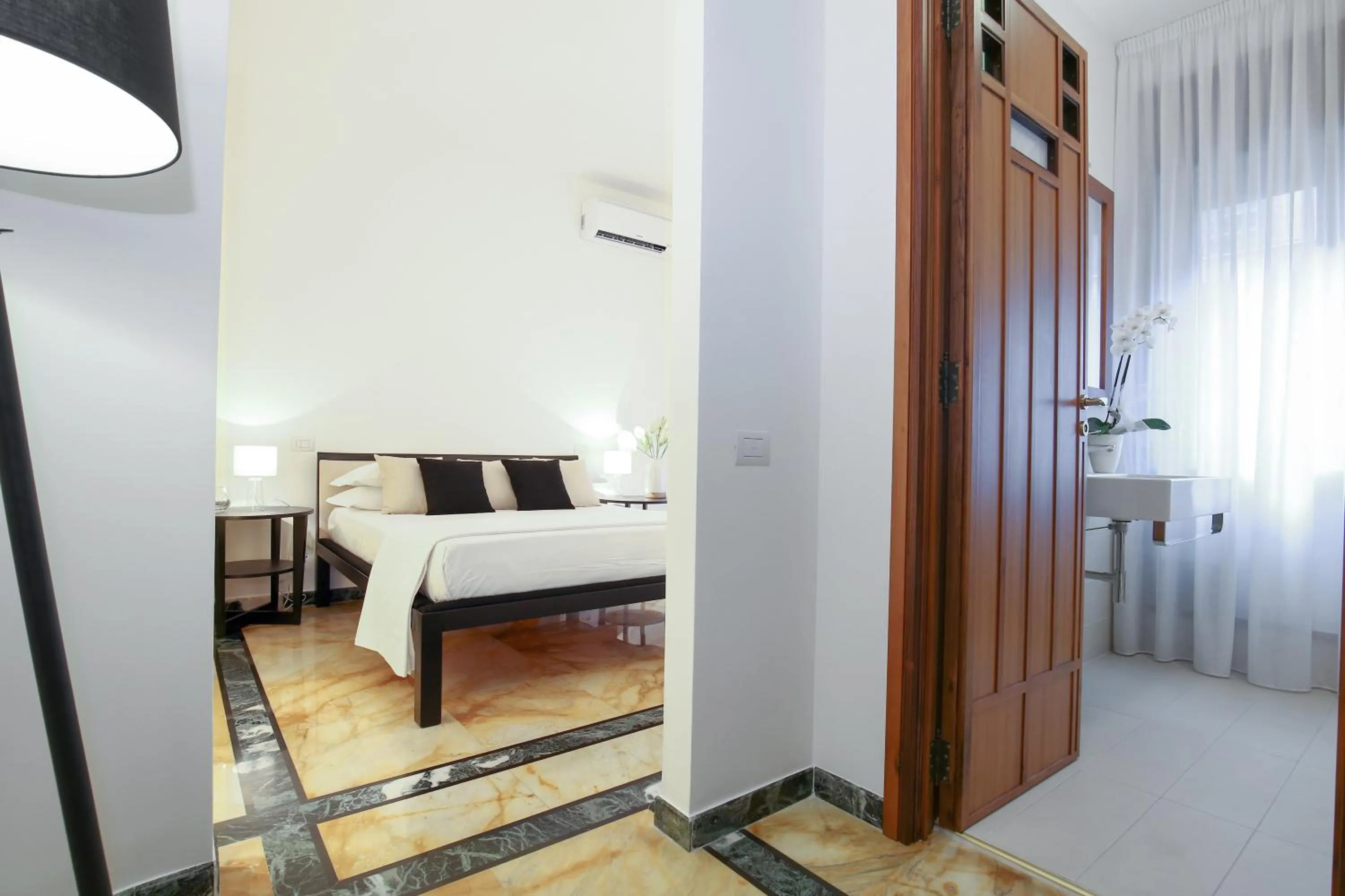 Photo of the whole room, Bed in Starhost - GOLDEN SUITE