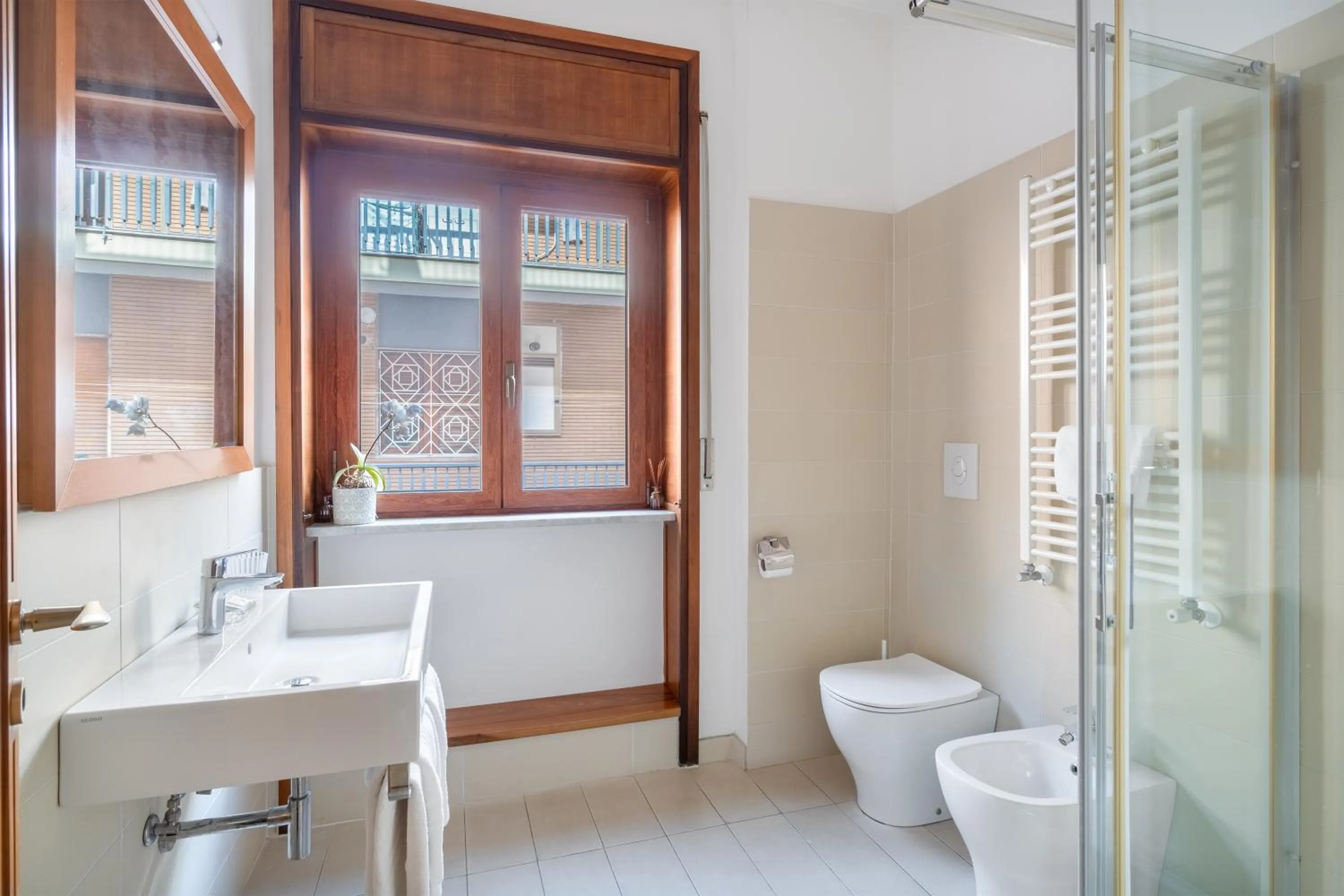 Shower in Starhost - GOLDEN SUITE