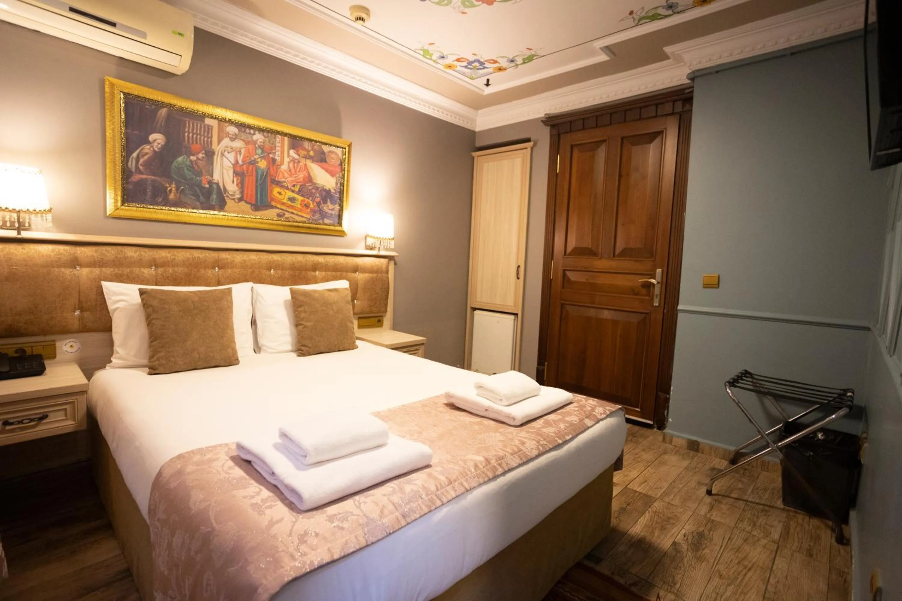 Bed in Tashkonak Studio Suites