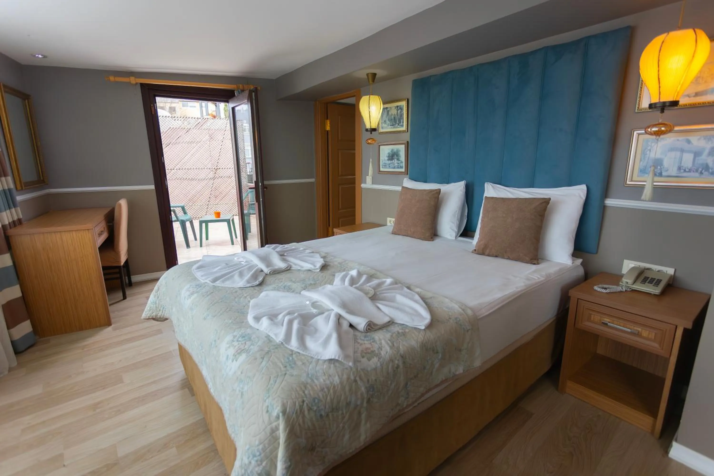 Bed in Tashkonak Studio Suites