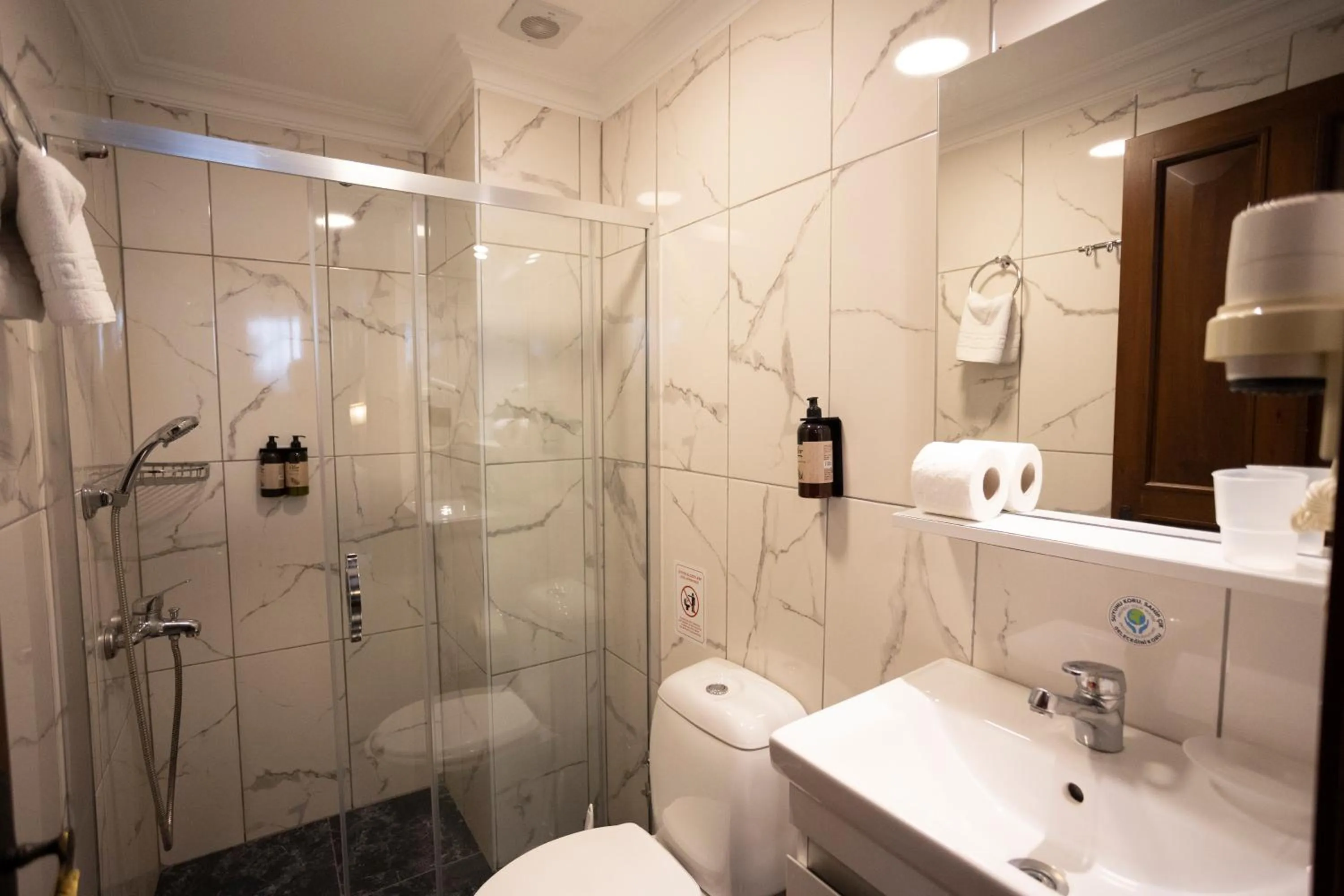 Shower in Tashkonak Studio Suites