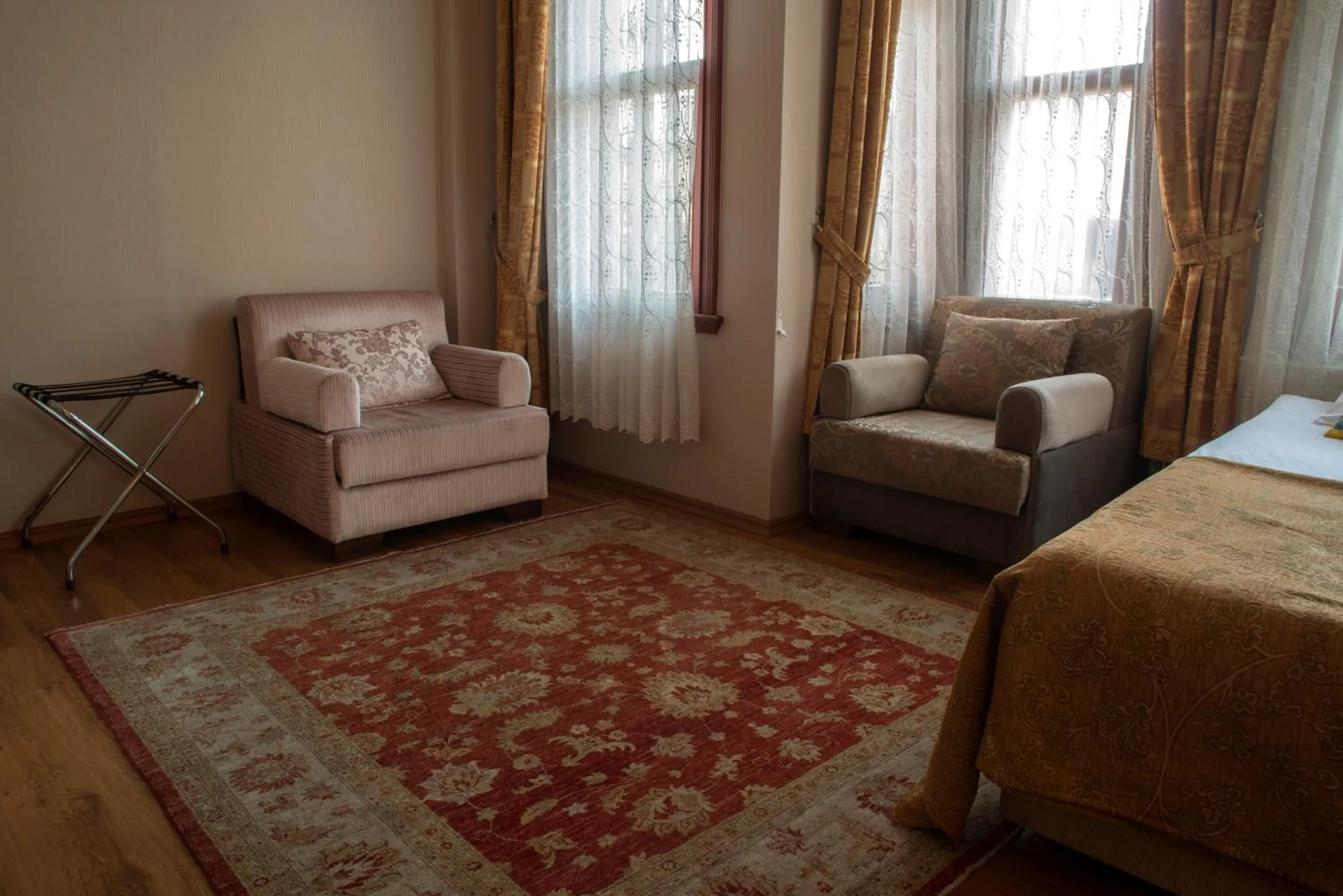 Seating area, Bed in Tashkonak Studio Suites