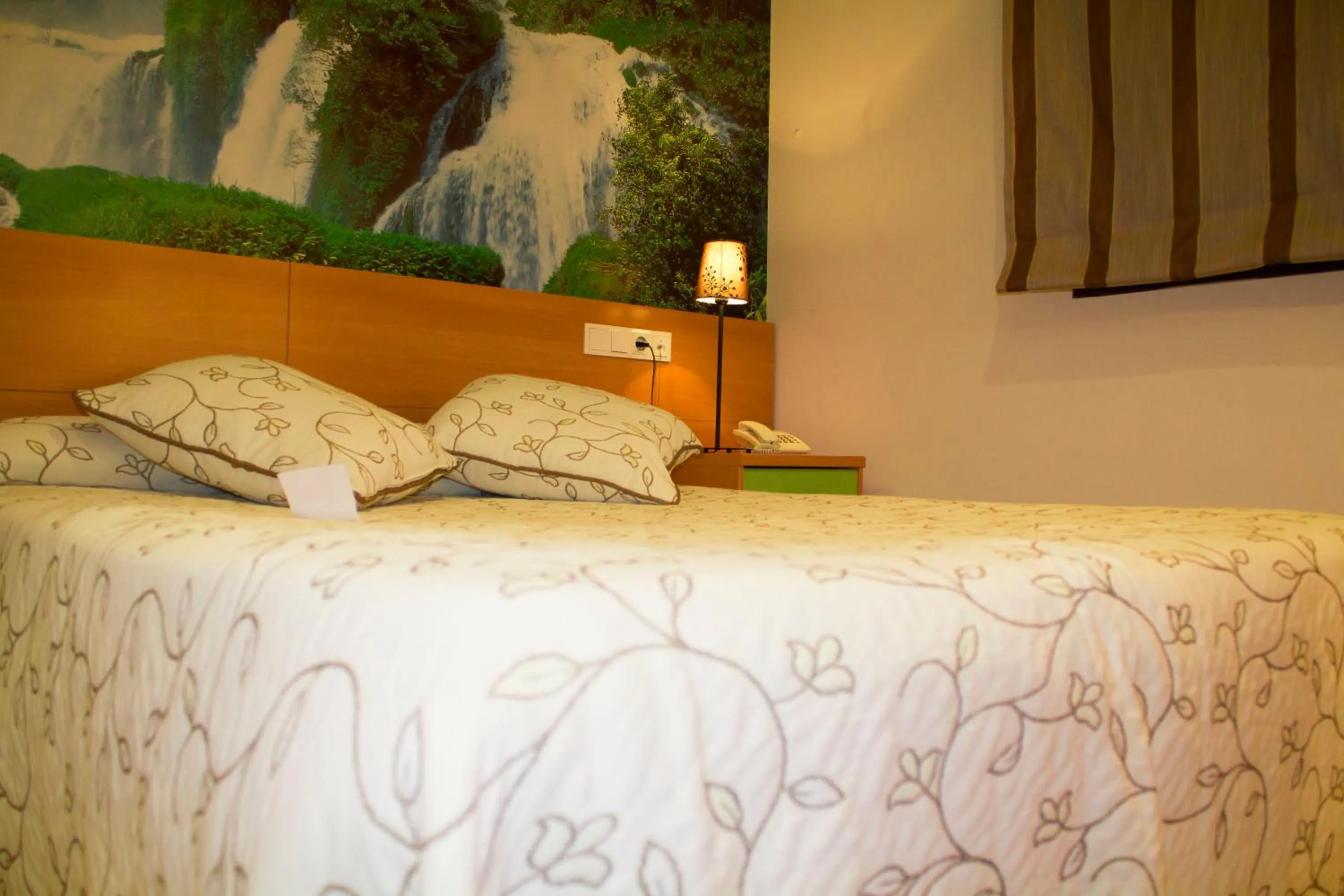 Bed in Hotel Restaurante Caracho