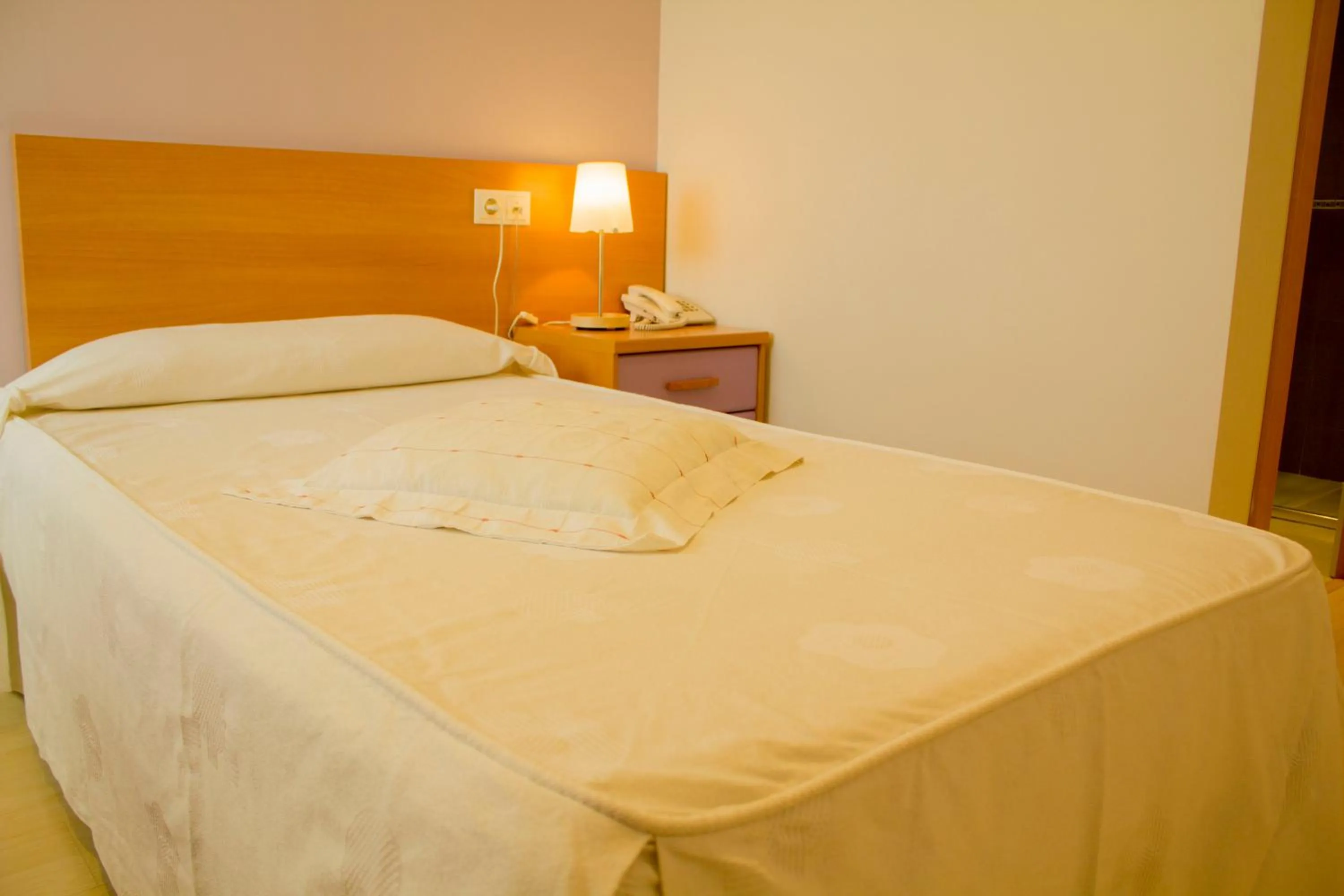 Bed in Hotel Restaurante Caracho