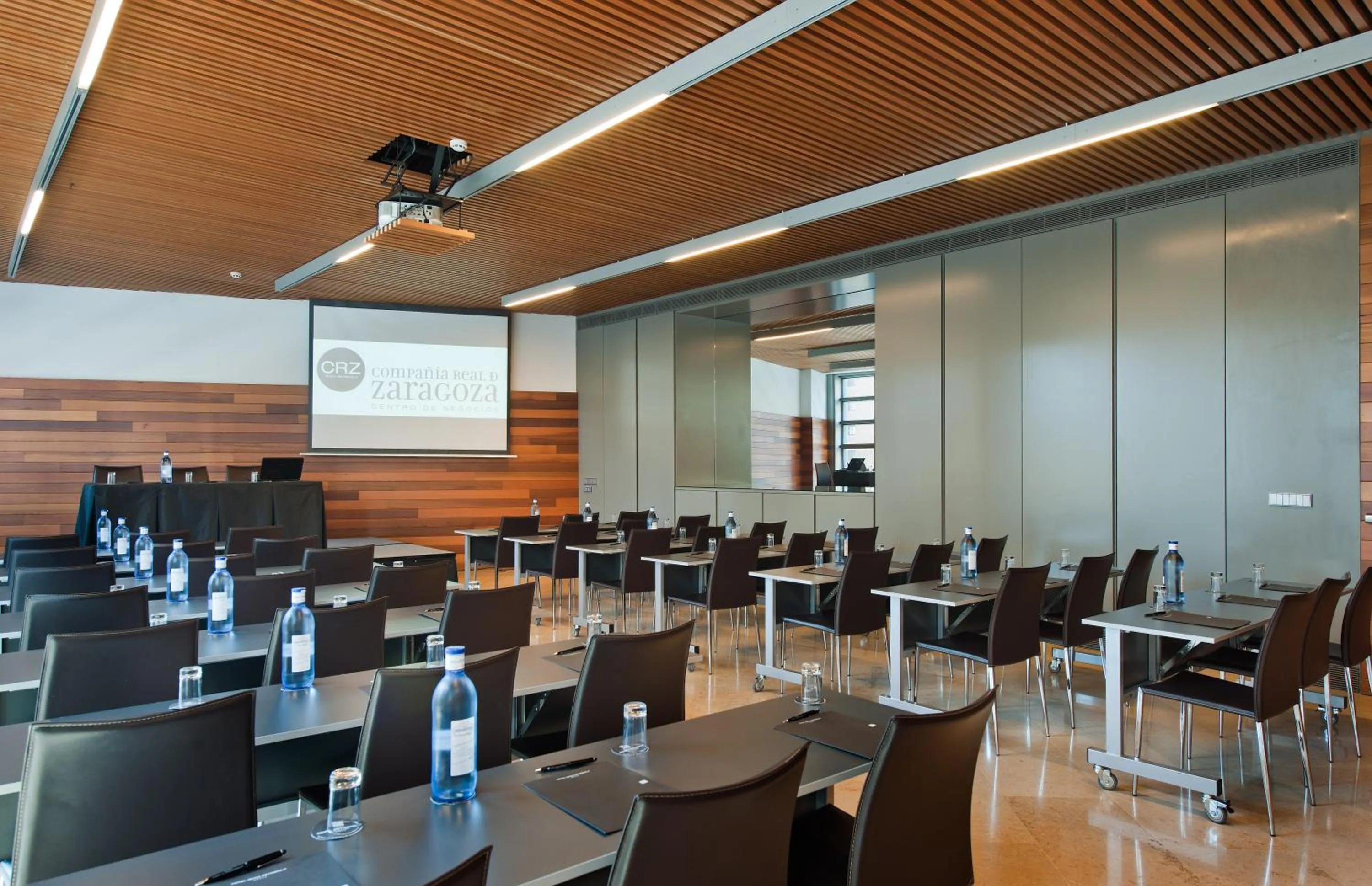 Business facilities in Hotel Reina Petronila