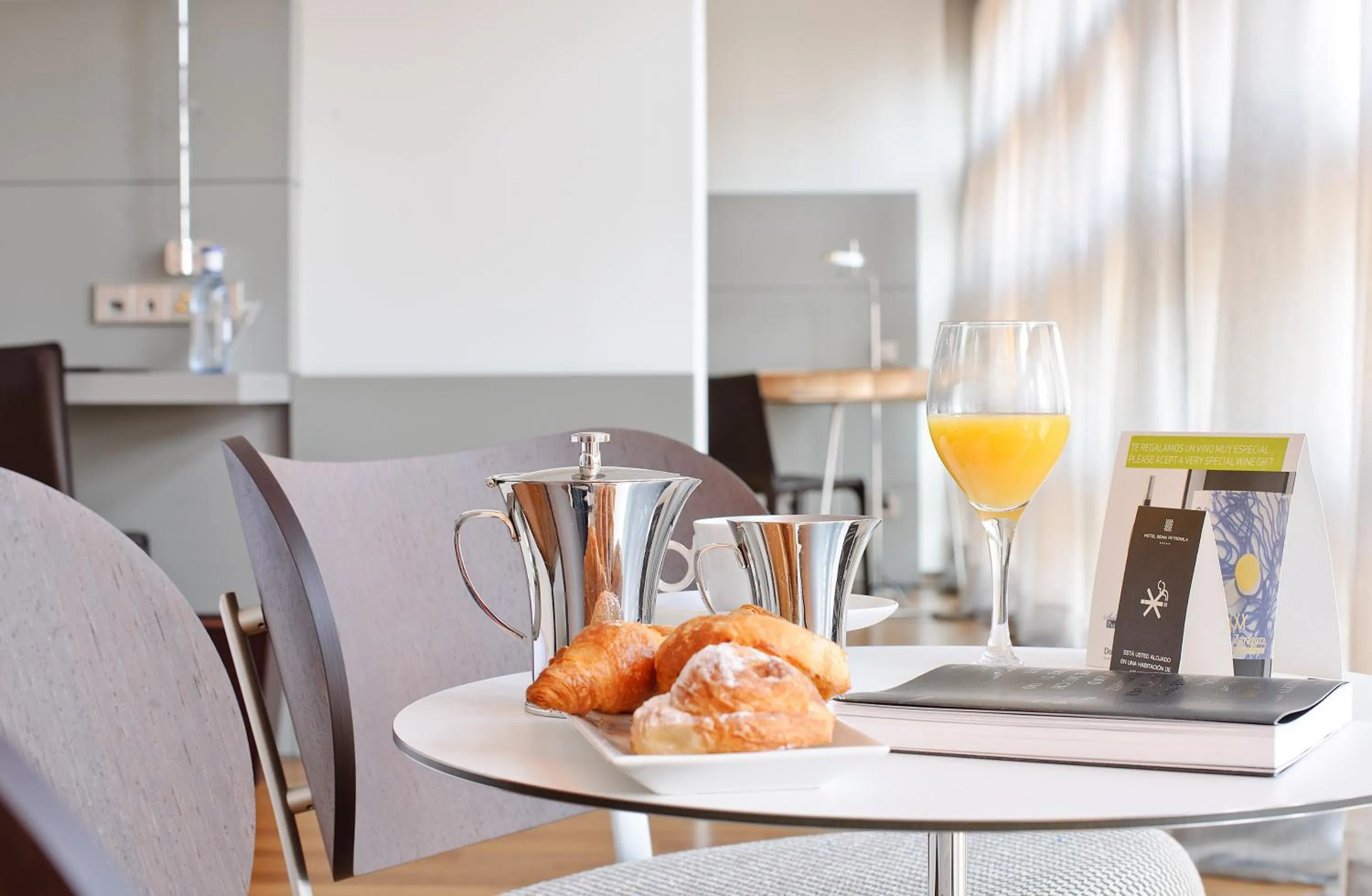 Food and drinks in Hotel Reina Petronila