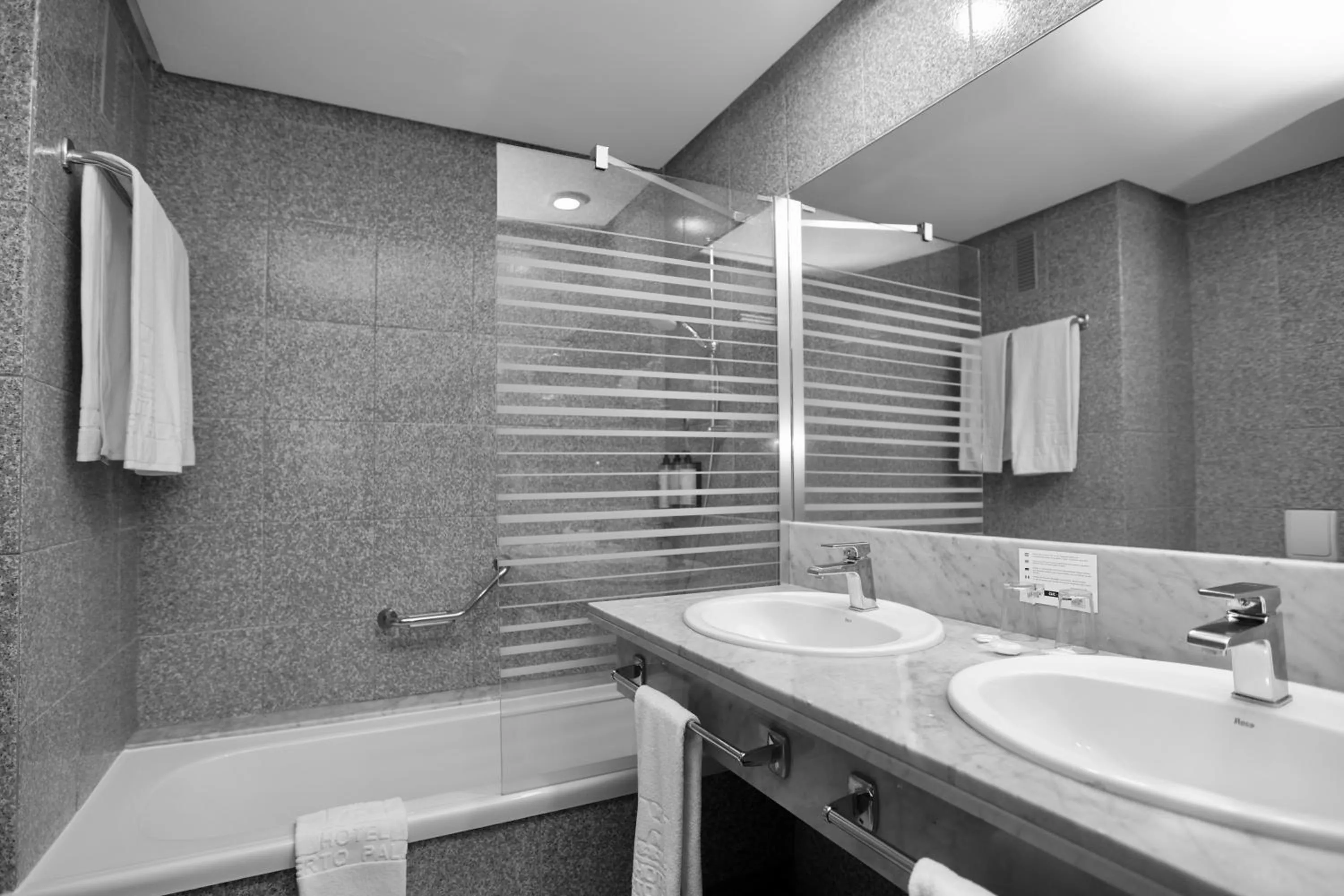 Bathroom in Hotel Puerto Palace