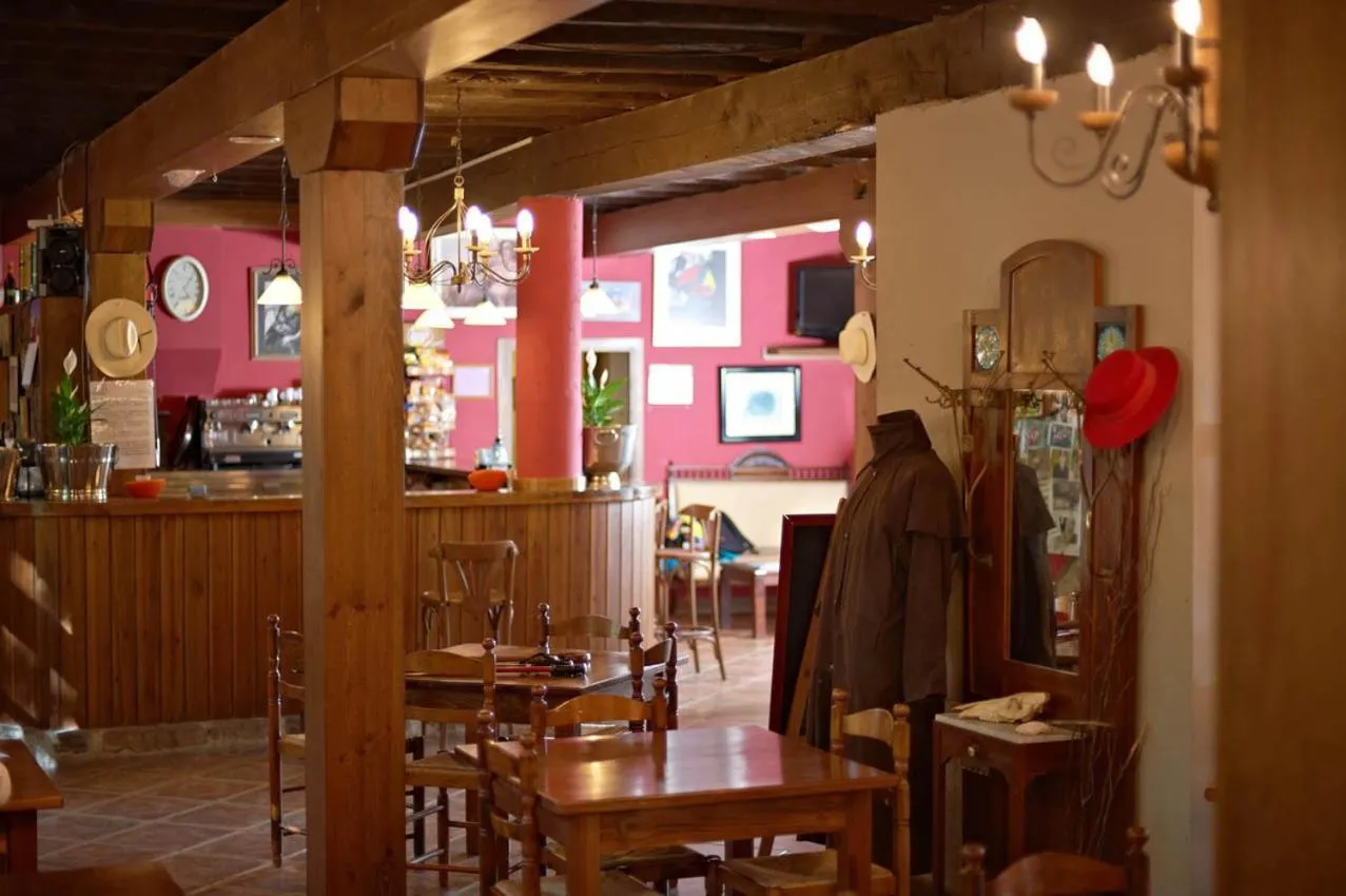 Restaurant/places to eat in Hotel Charle