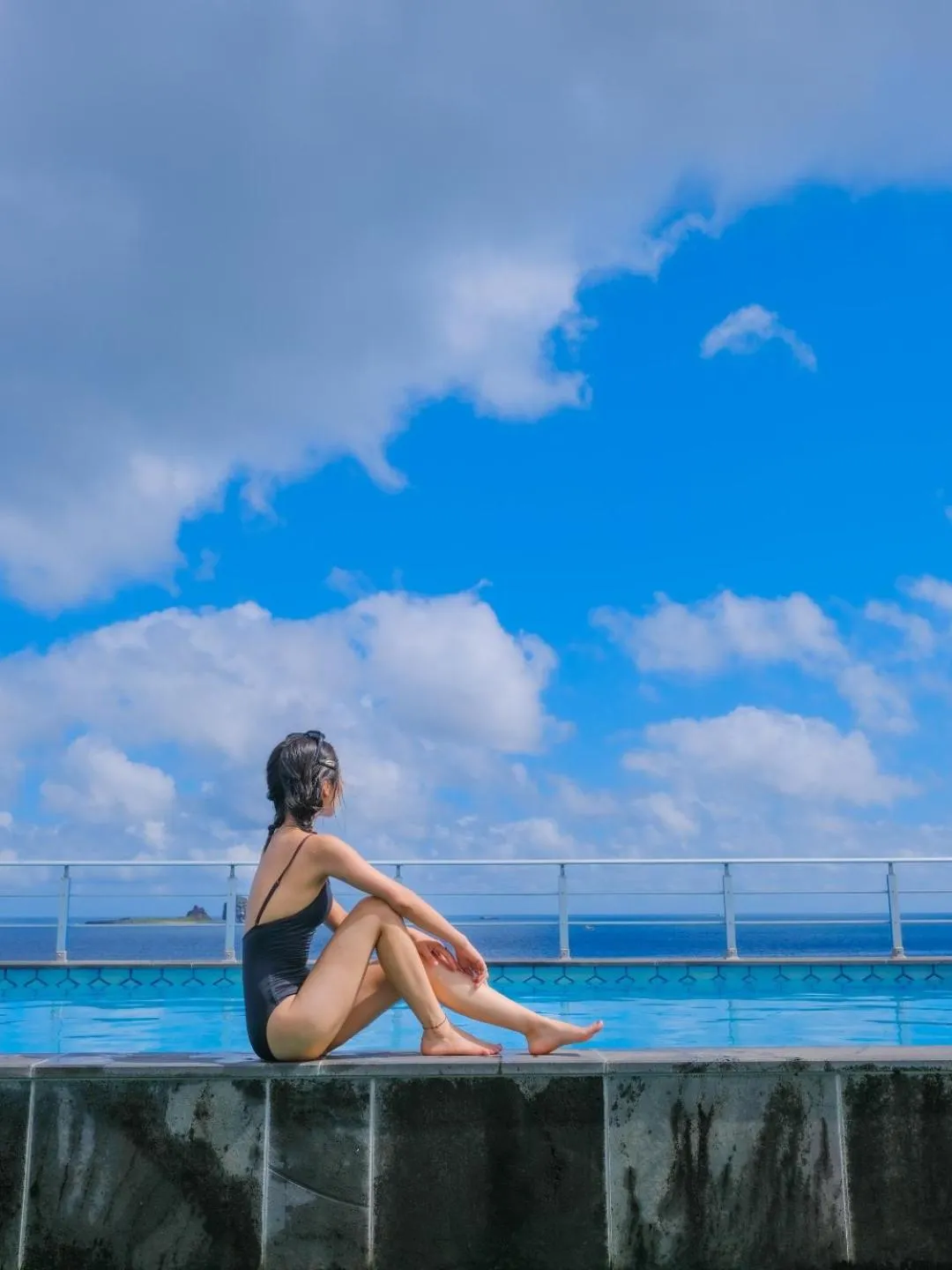 Swimming pool in Sun and Moon Resort