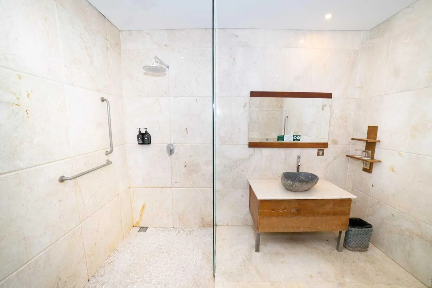 Shower in The Westlake Hotel & Resort Yogyakarta