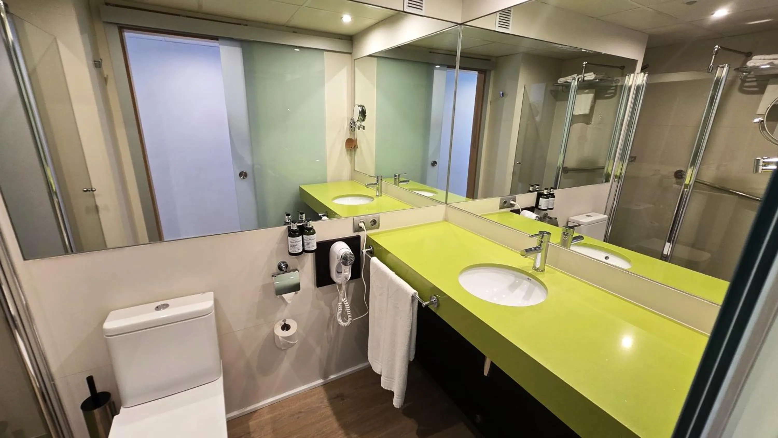 Bathroom in Aparthotel Ponent Mar