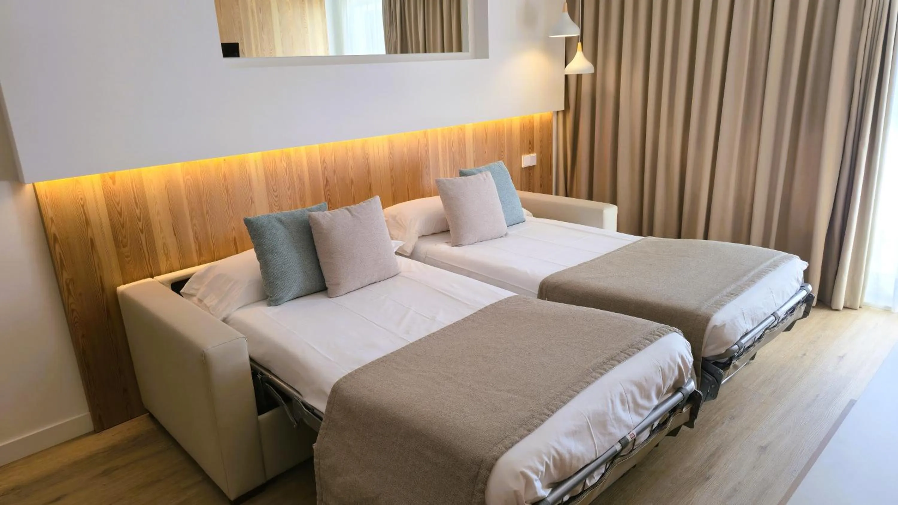 Living room, Bed in Aparthotel Ponent Mar