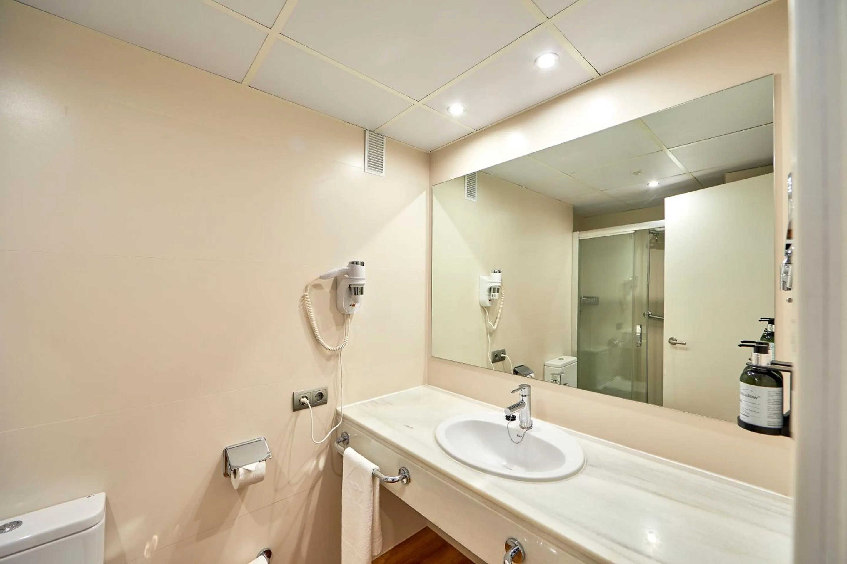 Bathroom in Aparthotel Ponent Mar