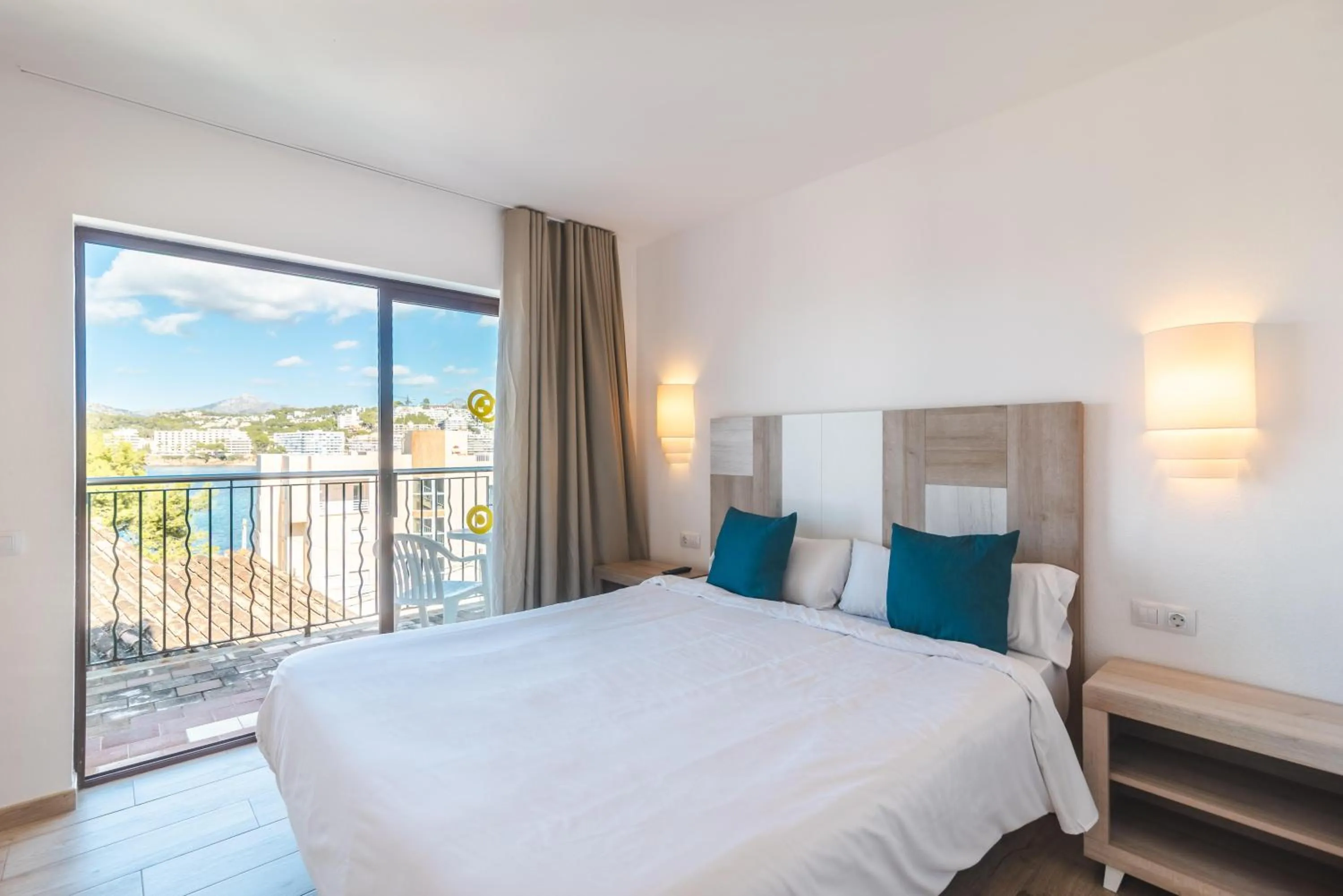 Photo of the whole room, Bed in Flipflop Surfing Playa