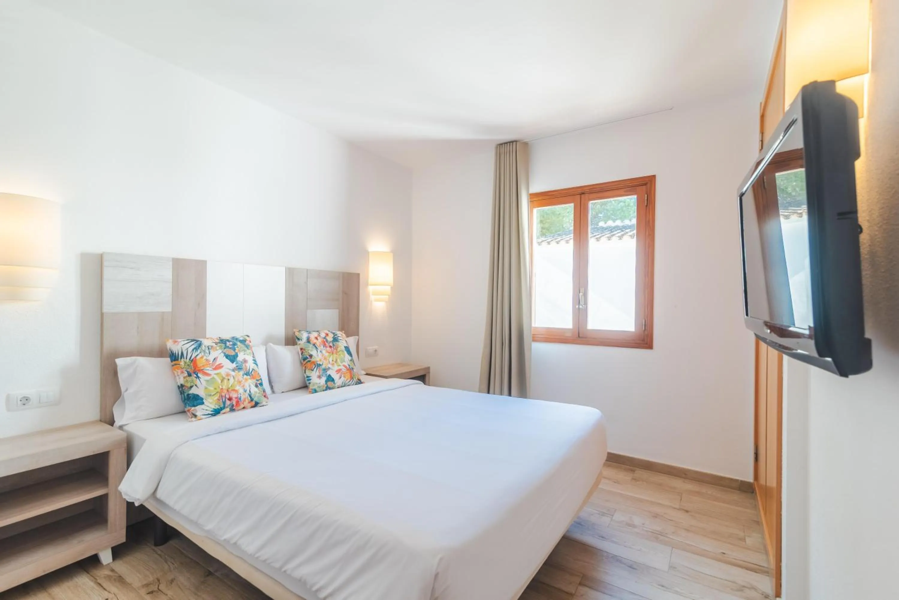 Photo of the whole room, Bed in Flipflop Surfing Playa