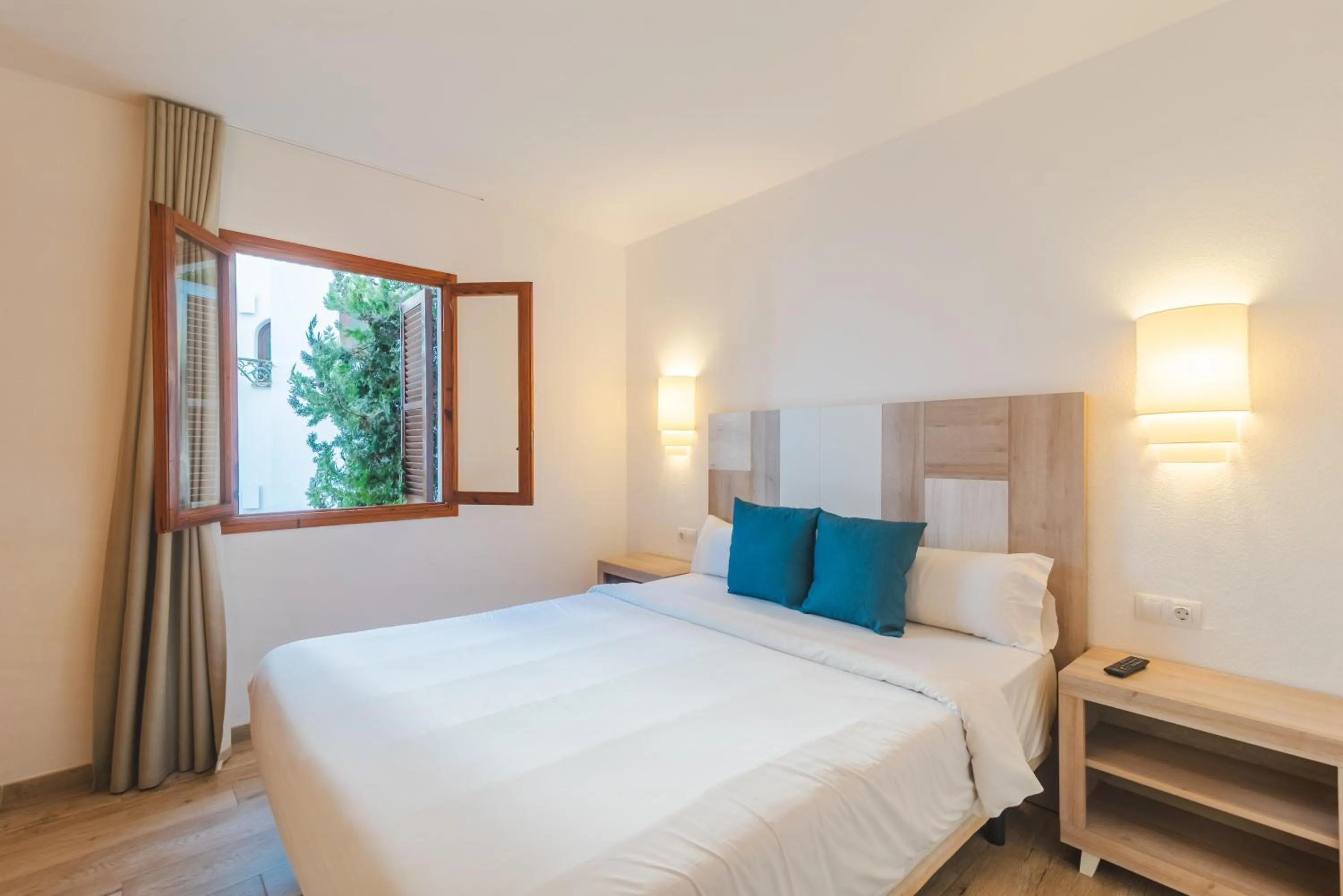 Photo of the whole room, Bed in Flipflop Surfing Playa