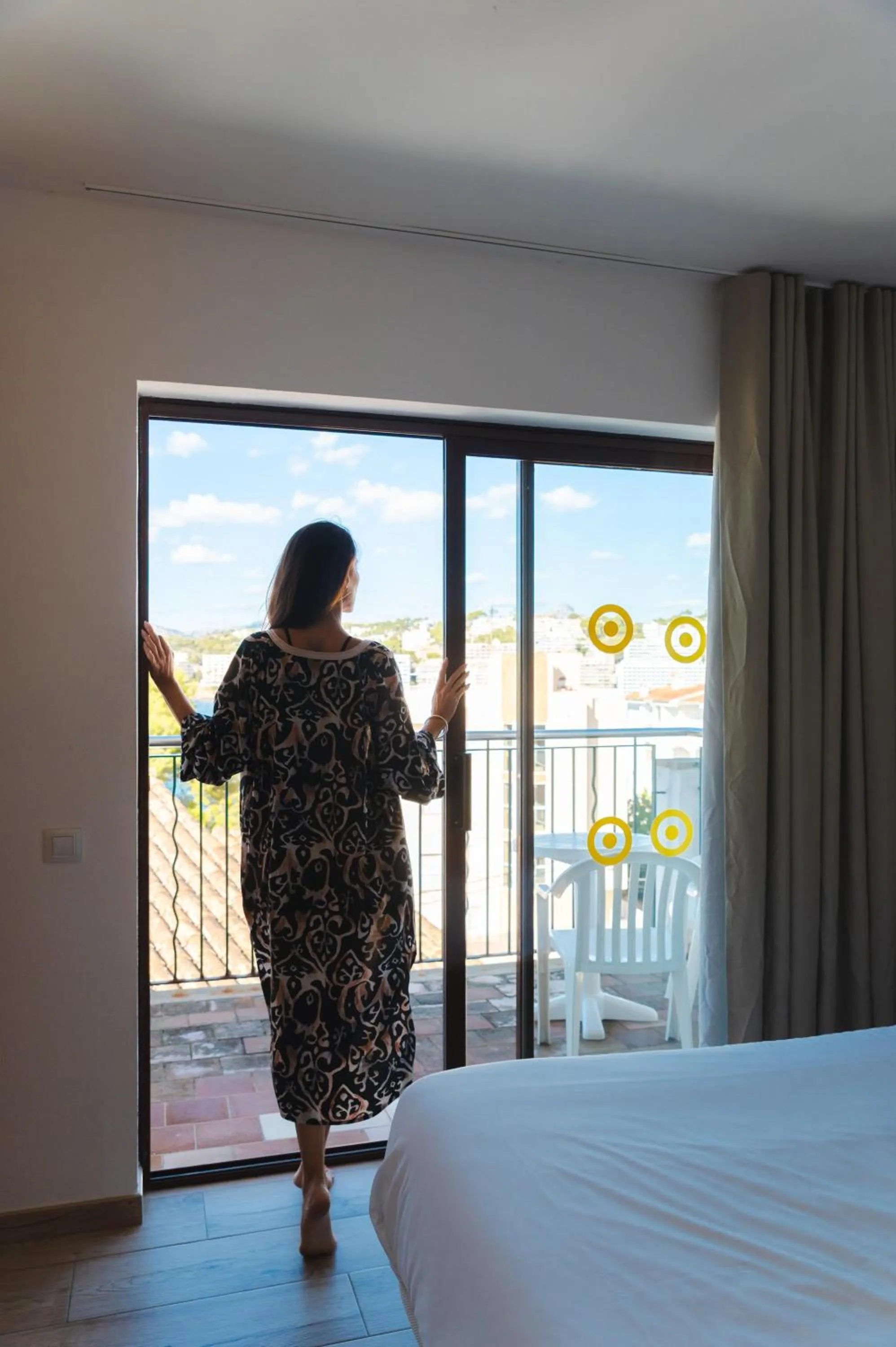 Photo of the whole room, Bed in Flipflop Surfing Playa