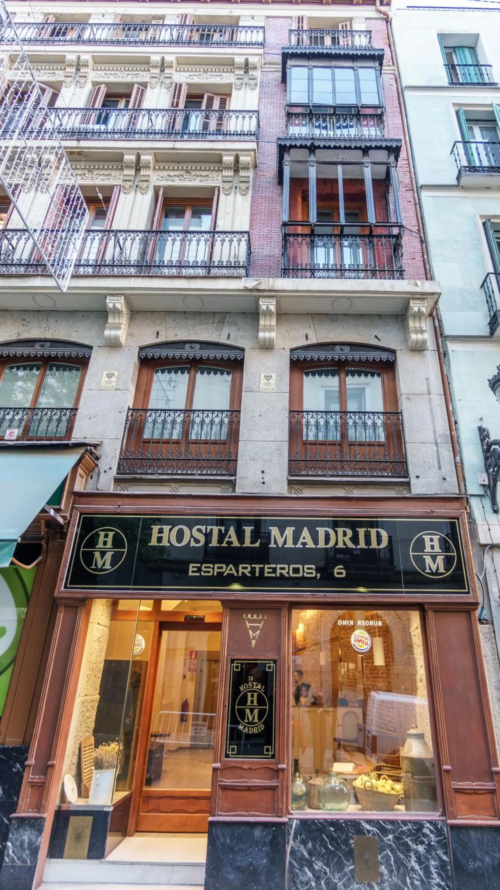 Facade/entrance in Hostal Madrid