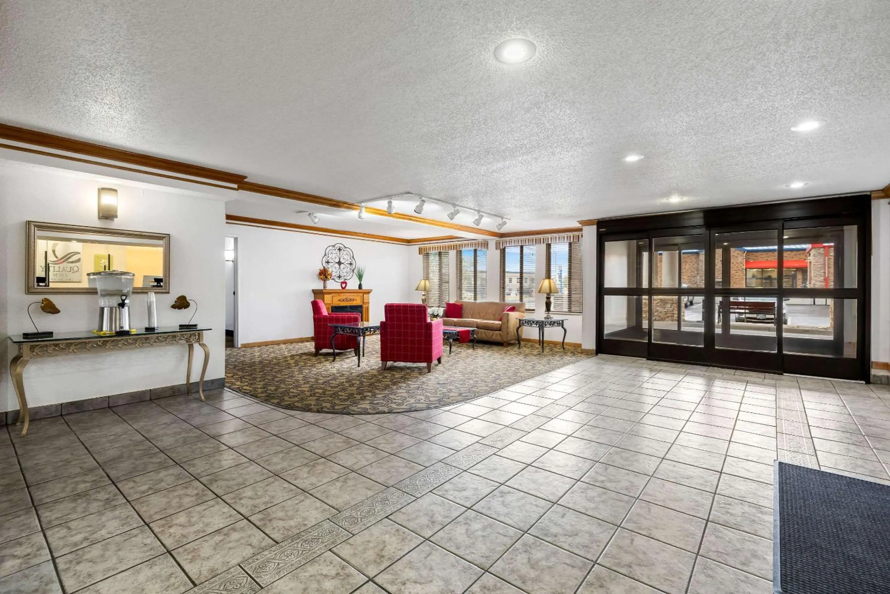 Lobby or reception in Quality Inn near Monument Health Rapid City Hospital