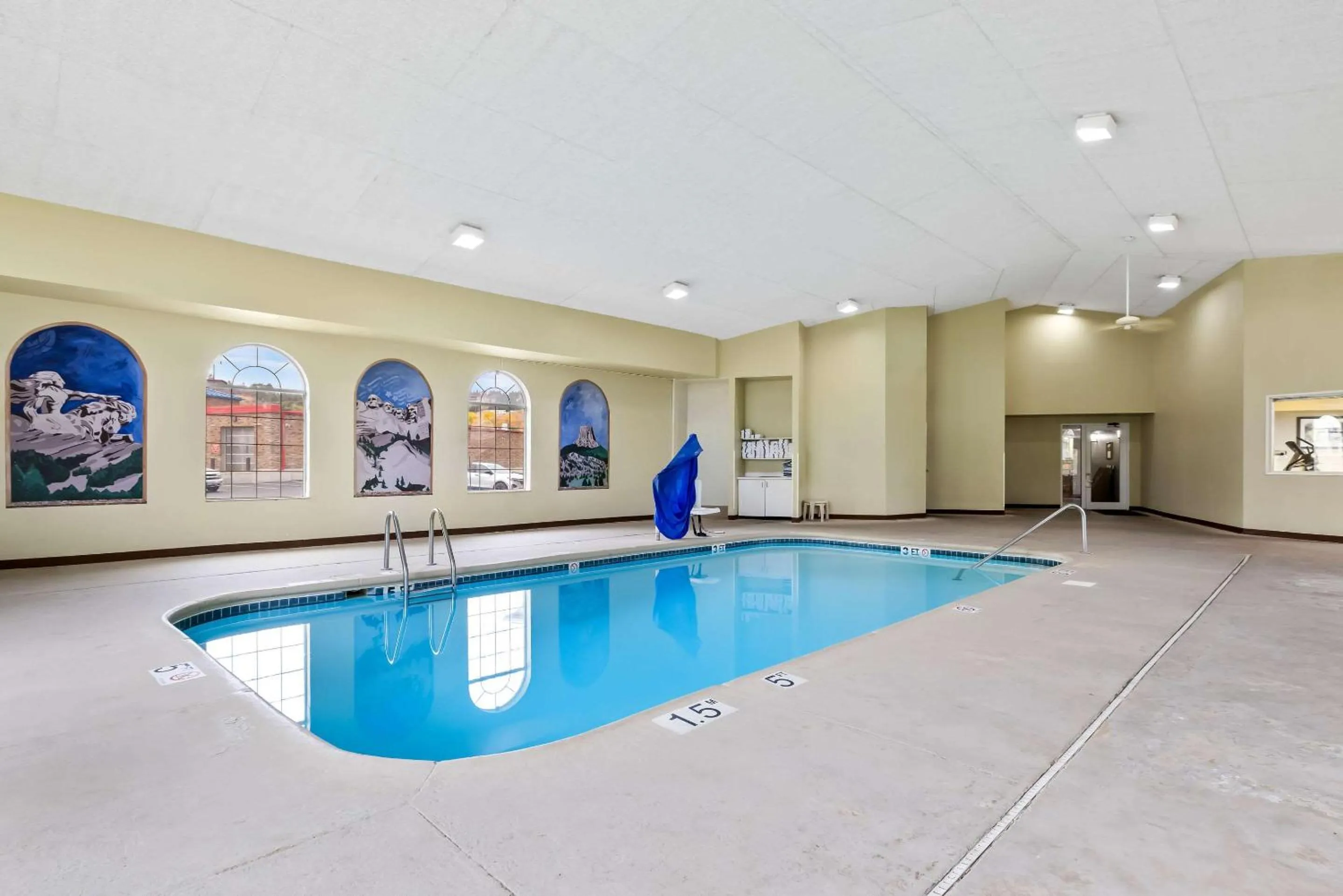 Swimming pool in Quality Inn near Monument Health Rapid City Hospital