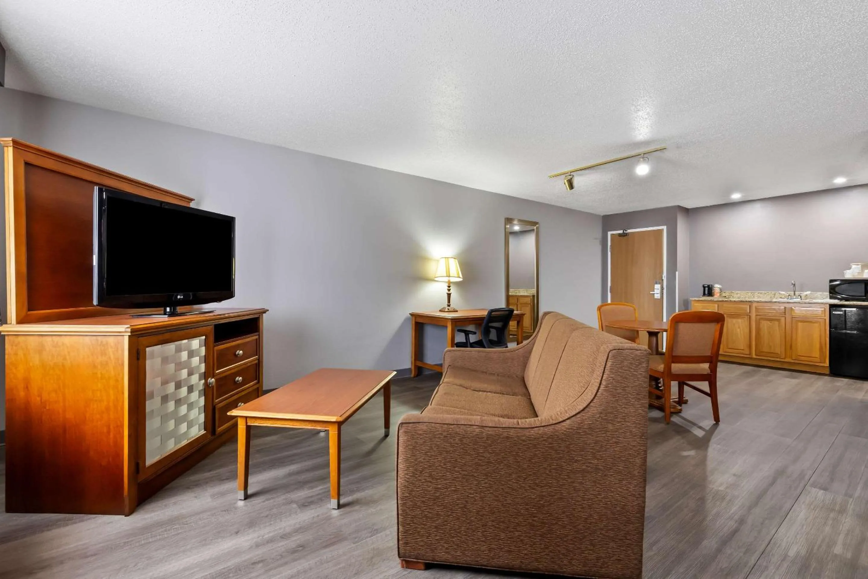 TV and multimedia in Quality Inn near Monument Health Rapid City Hospital