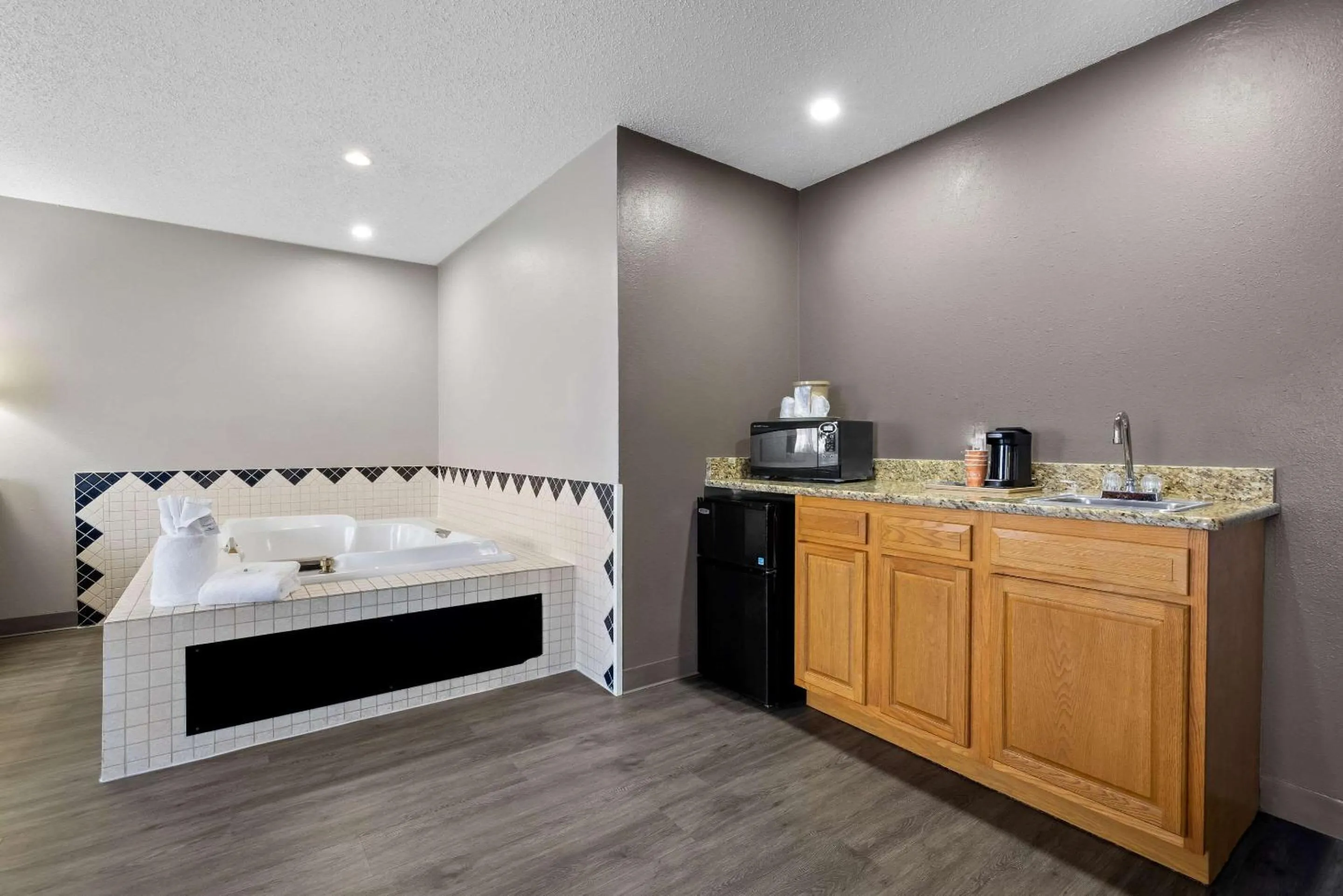 Bedroom, Bed in Quality Inn near Monument Health Rapid City Hospital