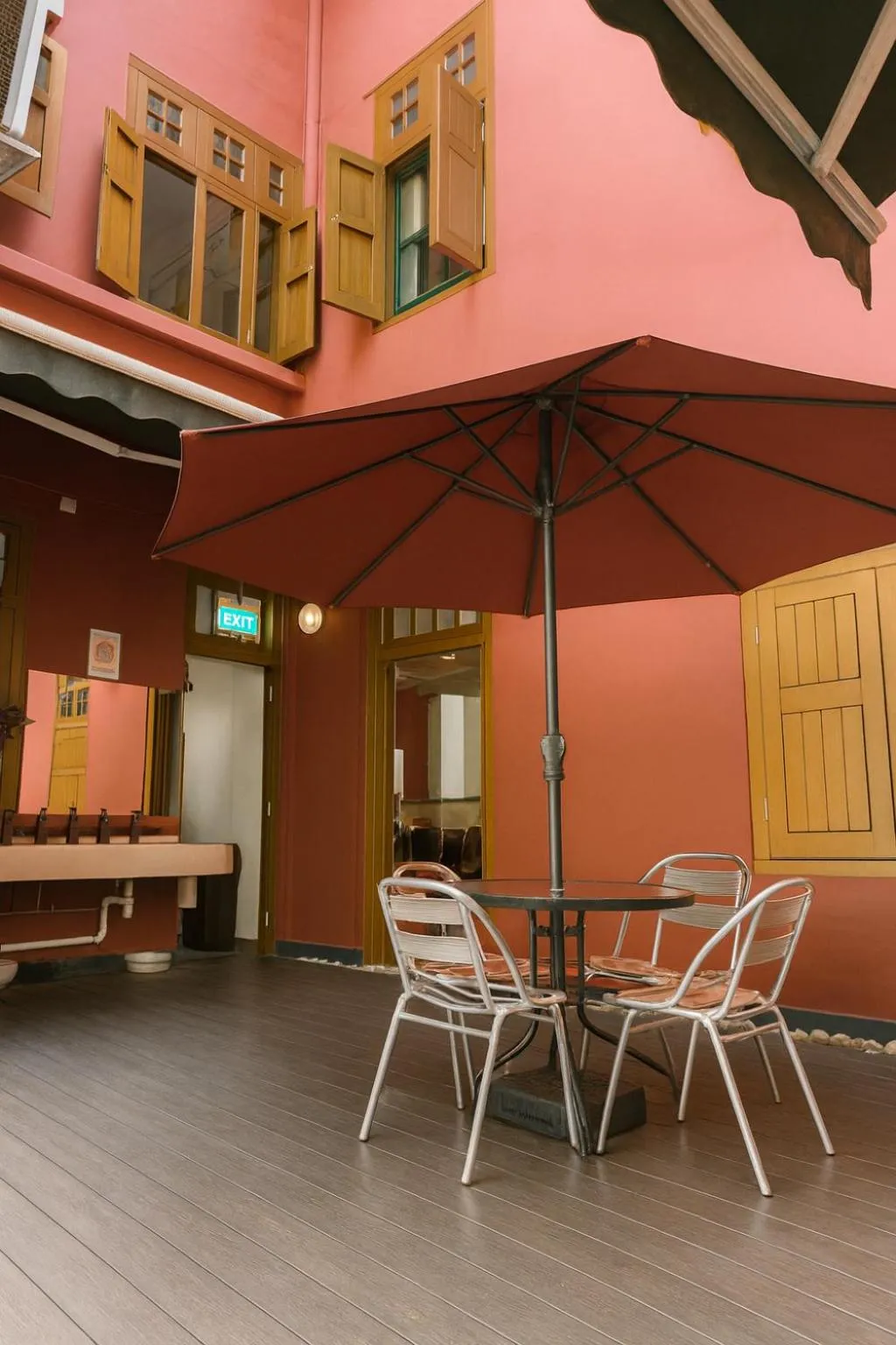 Inner courtyard view in Wink at Upper Cross Street