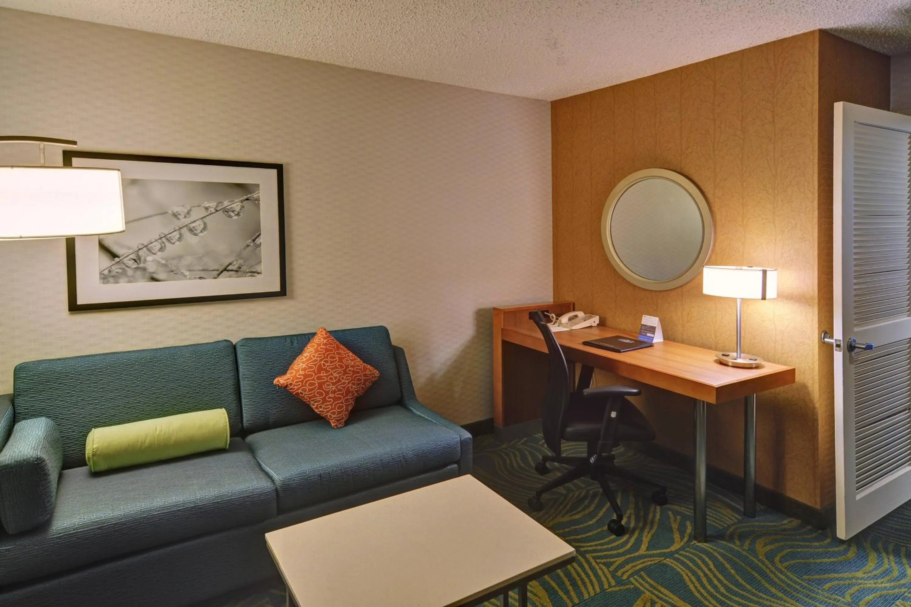 Living room in SpringHill Suites by Marriott Dallas NW Highway at Stemmons / I-35East