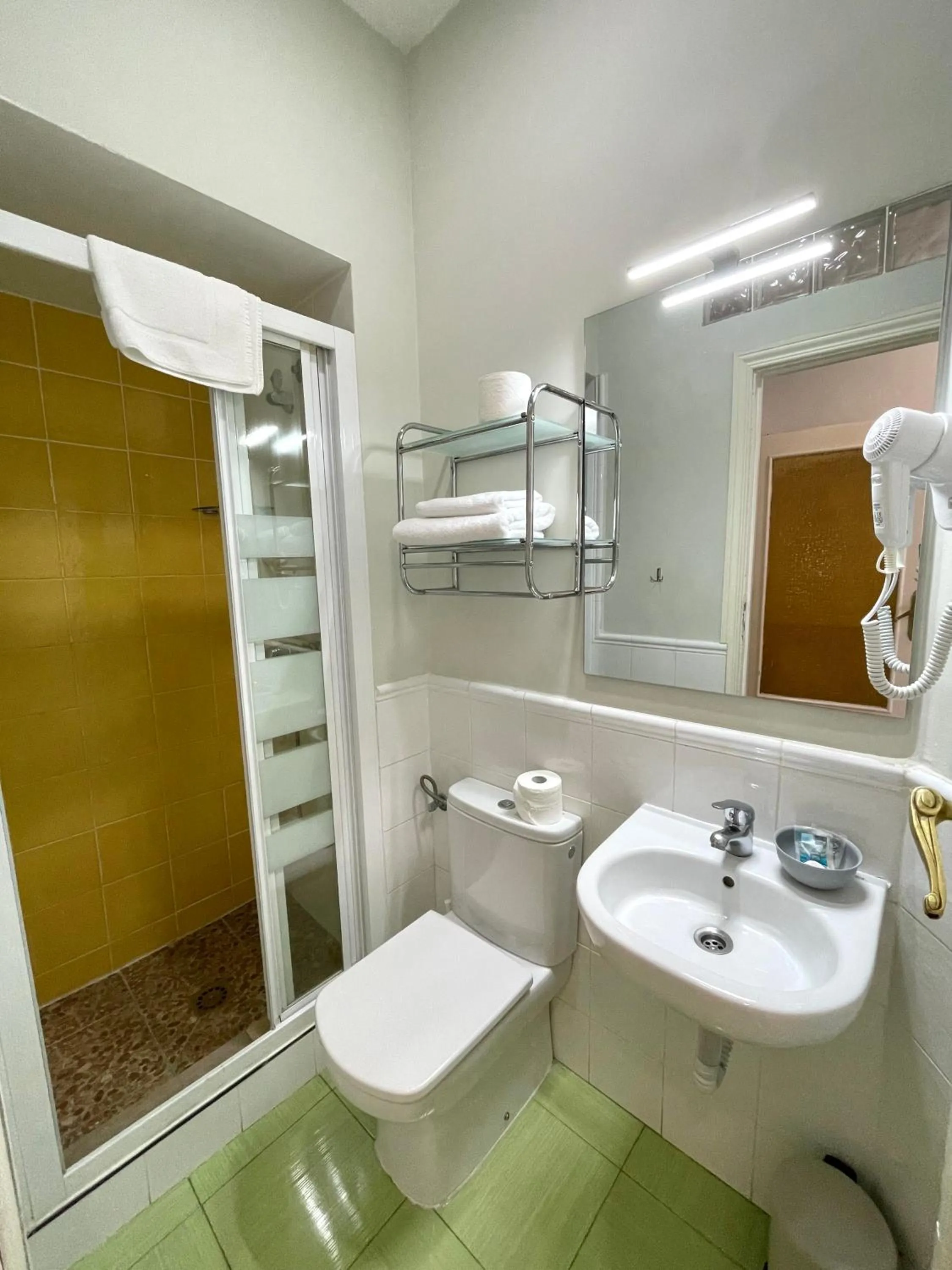 Bathroom in Apartamentos Mayor Centro