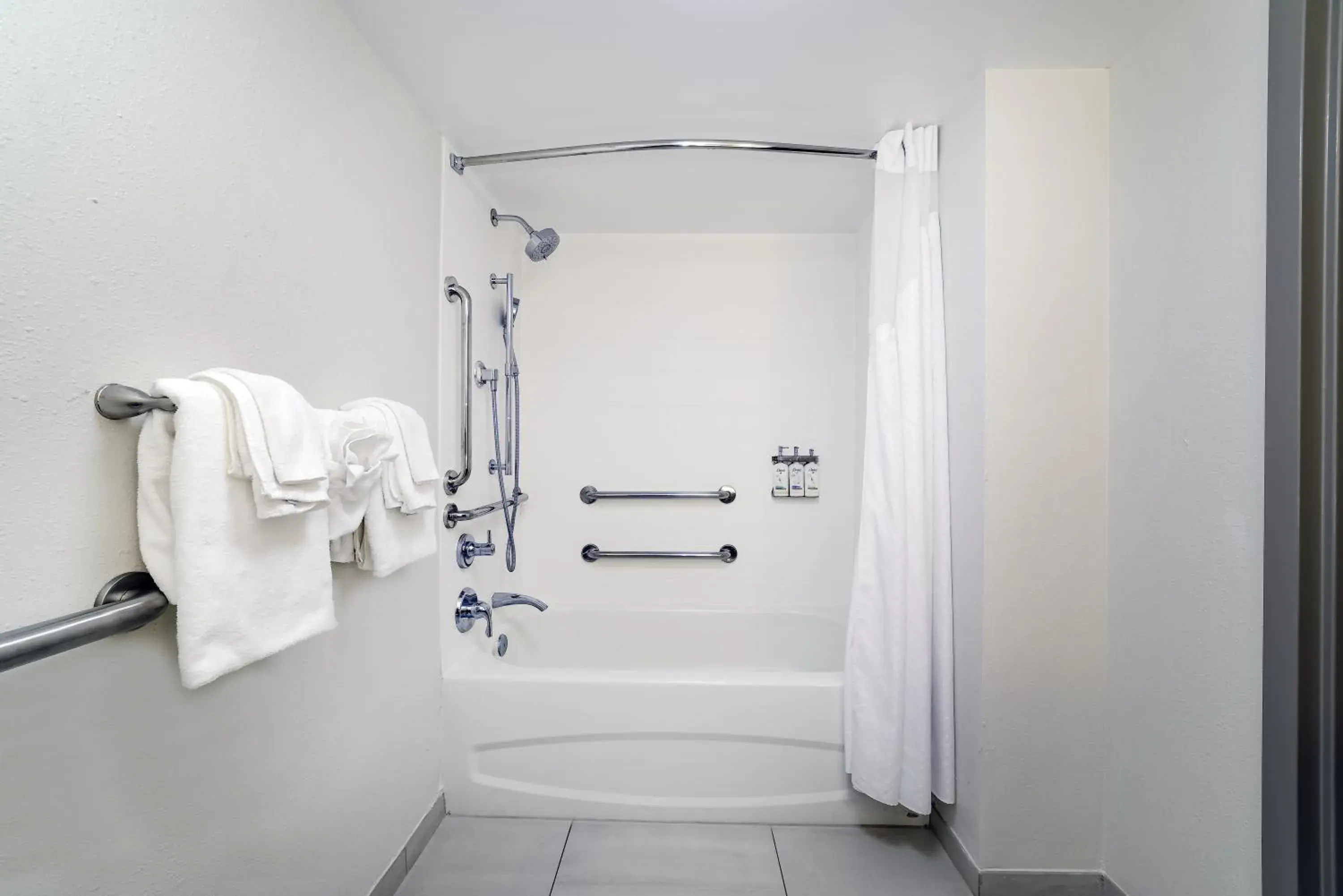 King Room - Mobility Access/Hearing Accessible in Holiday Inn Express & Suites Walterboro by IHG King Room - Mobility Access/Hearing Accessible in Holiday Inn Express & Suites Walterboro by IHG