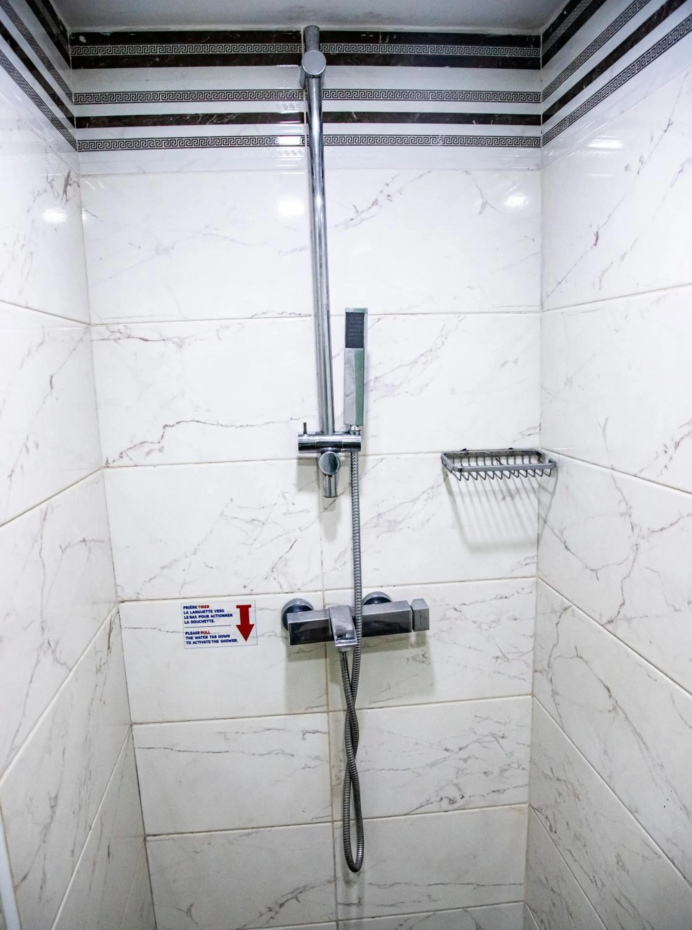 Shower in Hôtel Sarakawa