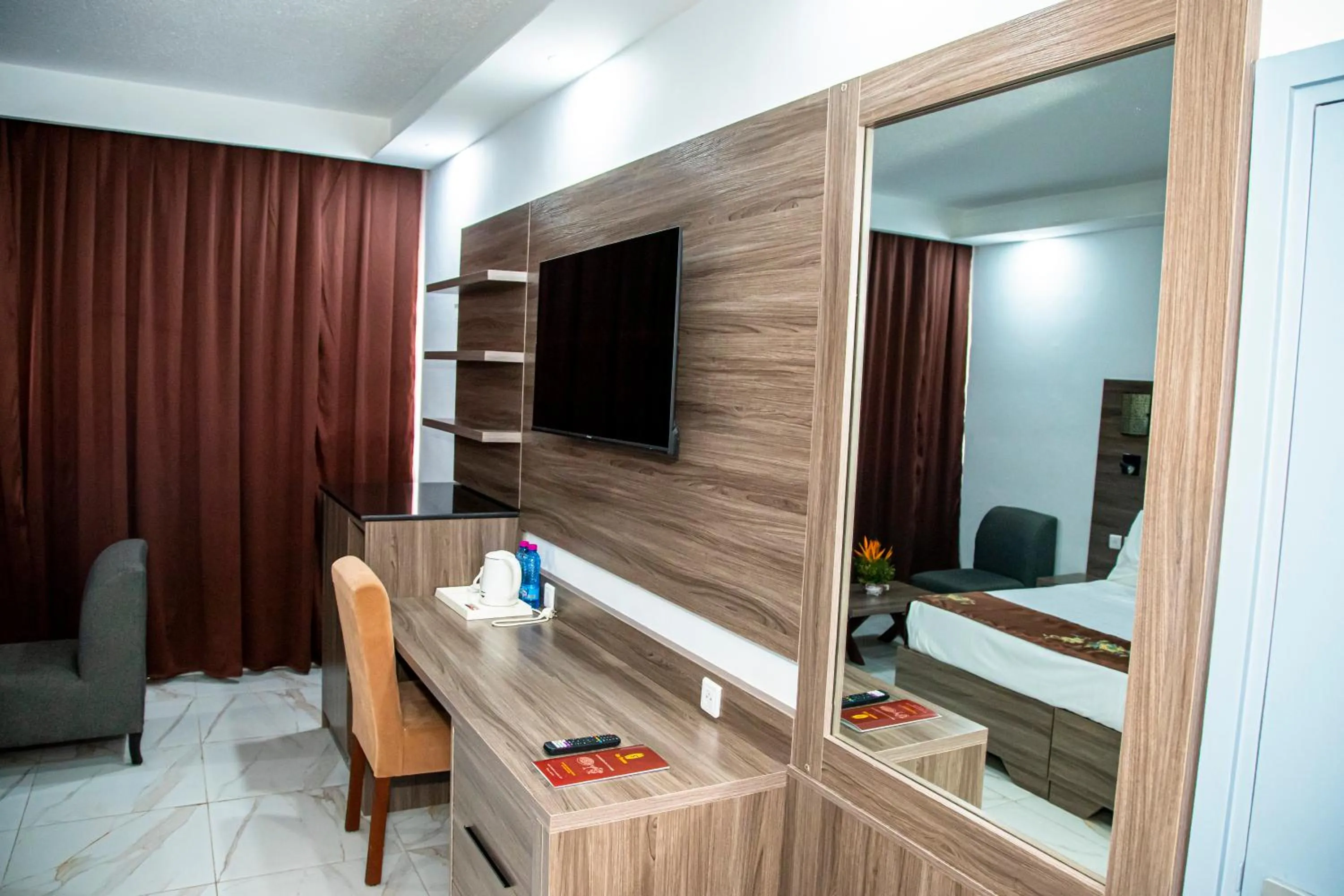 Communal lounge/ TV room in Hôtel Sarakawa